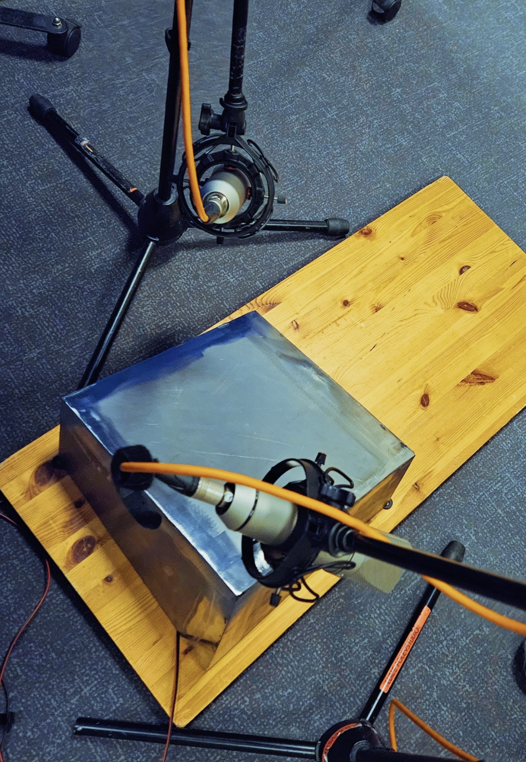 Kaapeli ja laitteet, jotka vaikuttavat tieteelliseen tai teolliseen kokeeseen, asetettu laudalle lattialla.