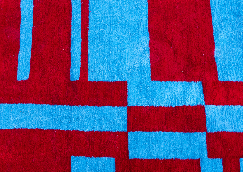 Punainen ja sininen geometrinen kuviollinen matto