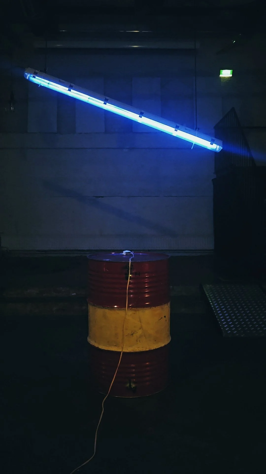 Sininen neon-valo kappeleessa, roiskeita ja varjoja.