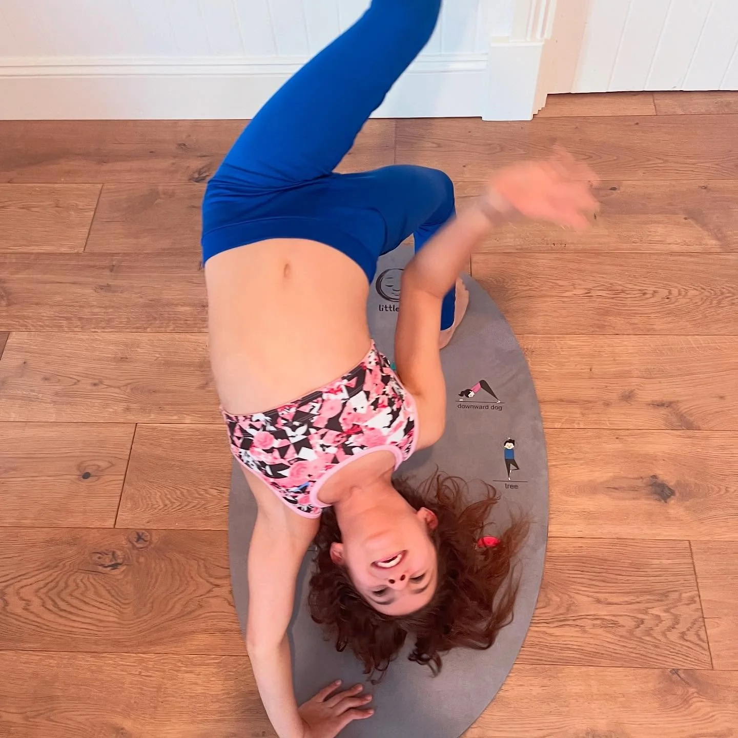 Starting the week on a high #littleyogi #littleyogimats #highfive #yogaforkids #kidsyoga #happykids #yogajourney #babyshower #babyyoga