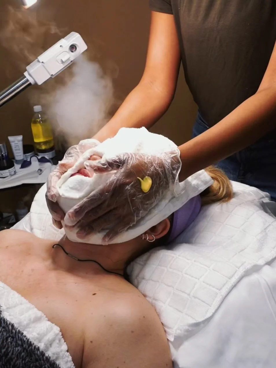 Lift, sculpt, and clear your skin with this Anti-Aging Microcurrent Facial in Tempe ✨

This skin tightening facial combines microcurrent therapy, fruit enzymes, and lactic acid exfoliation to reduce acne, deeply hydrate, and naturally lift the face n