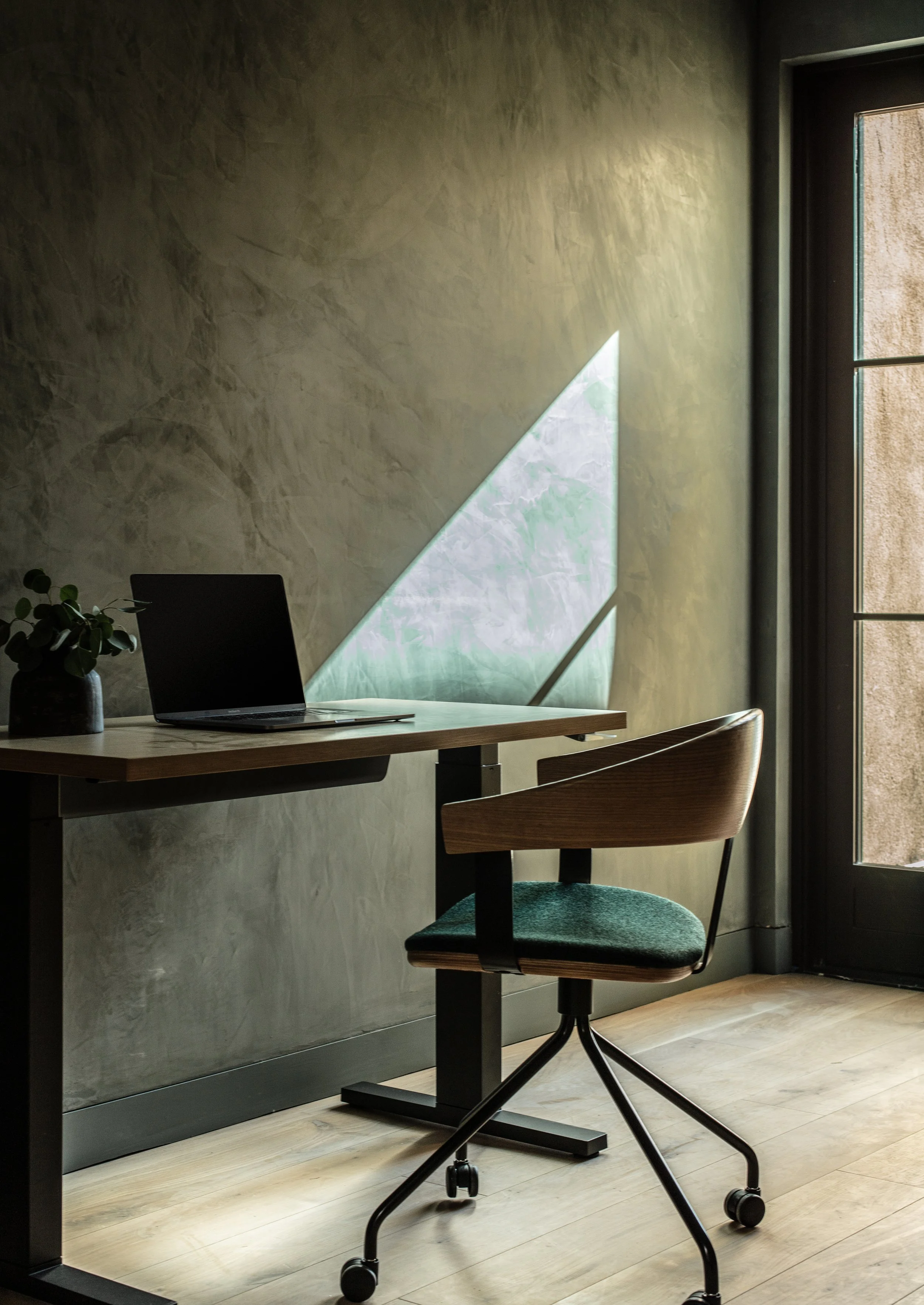 private office interior design in venice, california by talia laconi. new build renovation completed in 2022.