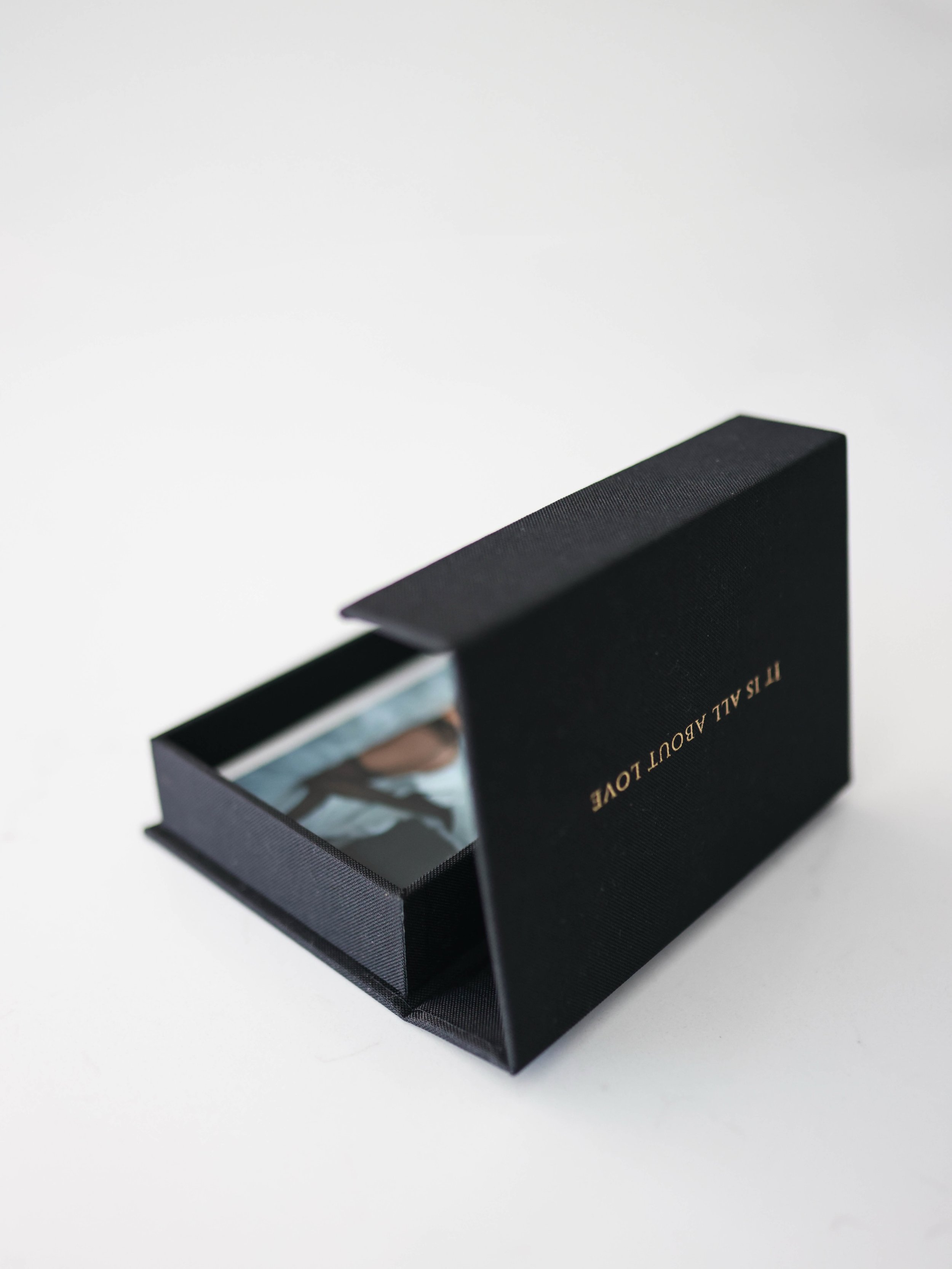 Our WIFEY KEEPSAKE package comes with a black photobox 💋 for your eyes only 💋