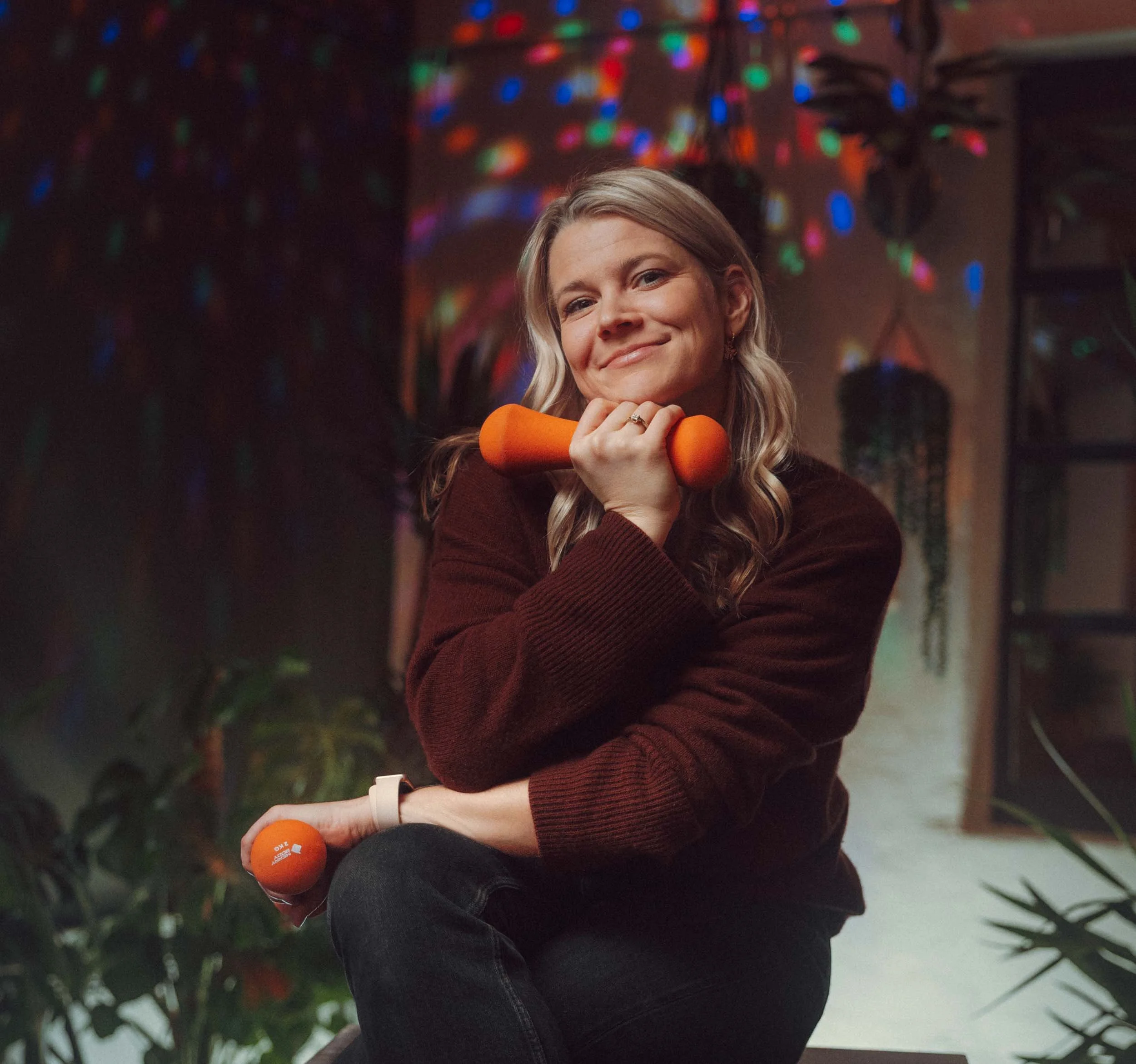 Treener Helina väljas naeratamas, laste ja vanemate treeningute ning ringtreeningu juhendaja, sõbralik portree.