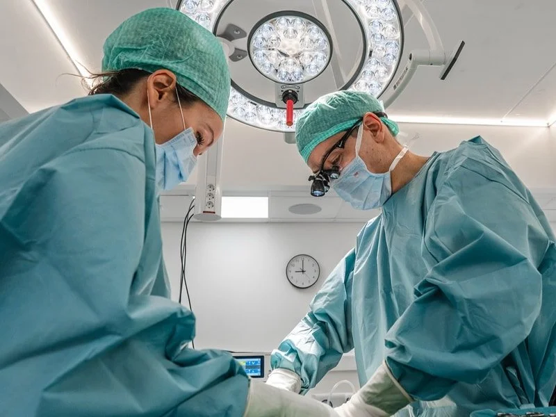 Alle elsker David – kirurgisk inngrep ved Asteta Clinic