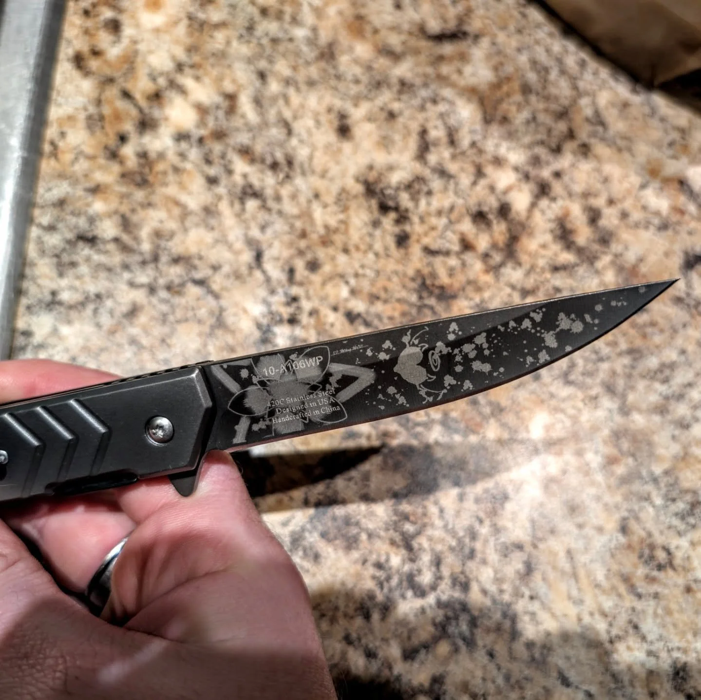 Picked up a new knife today. The girlfriend drew a design for one side and I picked an image I liked for the other. Which side do you like more?
#knifeporn #engraving #art