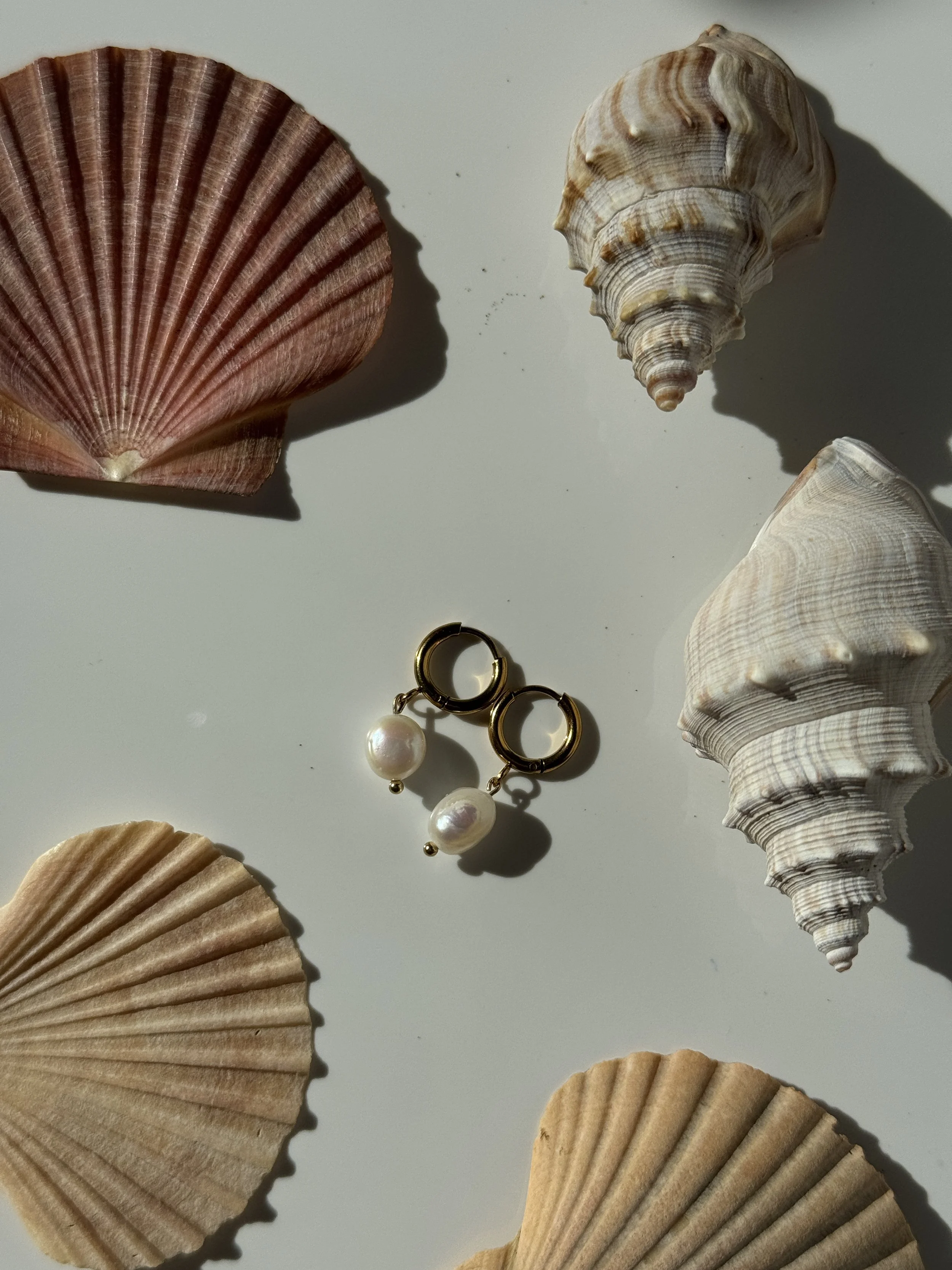 FRESHWATER PEARL HUGGIES - Waterproof earrings