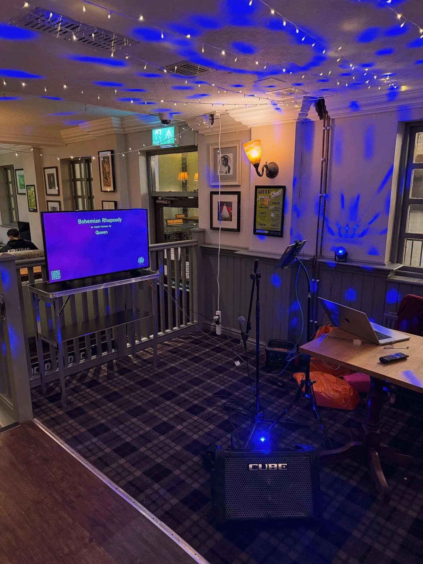 new karaoke spot today at The Bowling Green, Leicester - trying out our new lights 🔥 

#Leicester #KaraokeLeicester #leicestermusic #leicesternightlife #LiveMusic #LiveKaraoke #karaokeuk