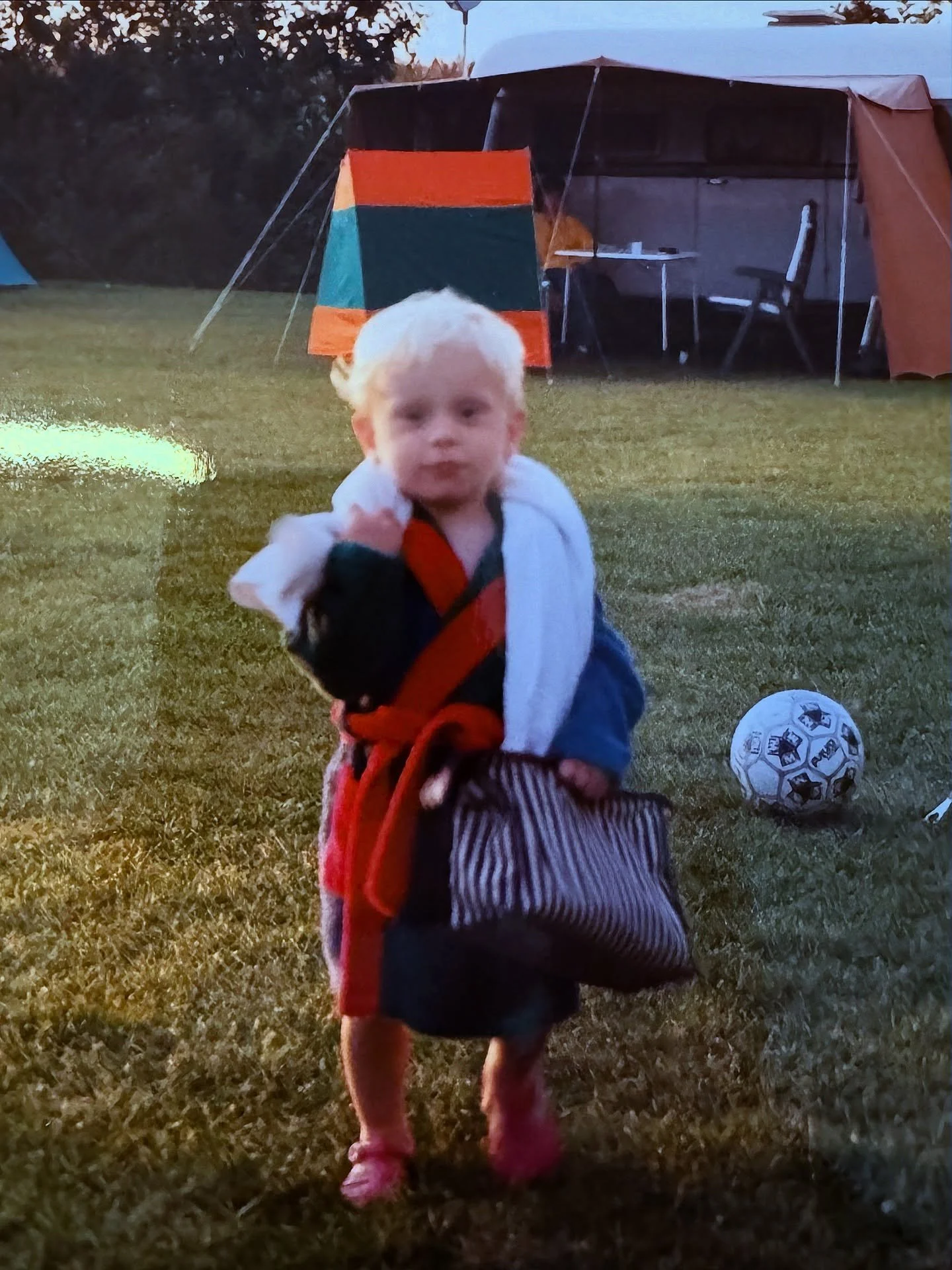 𝐊𝐢𝐧𝐝𝐞𝐫𝐟𝐨𝐭𝐨 𝐯𝐚𝐧 𝐍𝐢𝐞𝐤 👶
Biologisch ouderschap is voor ons beide niet het meest belangrijk: wij zijn ervan overtuigd dat we niet meer of minder van een kindje zullen houden wanneer het biologisch wel of niet van ons is.

Maar biologisc