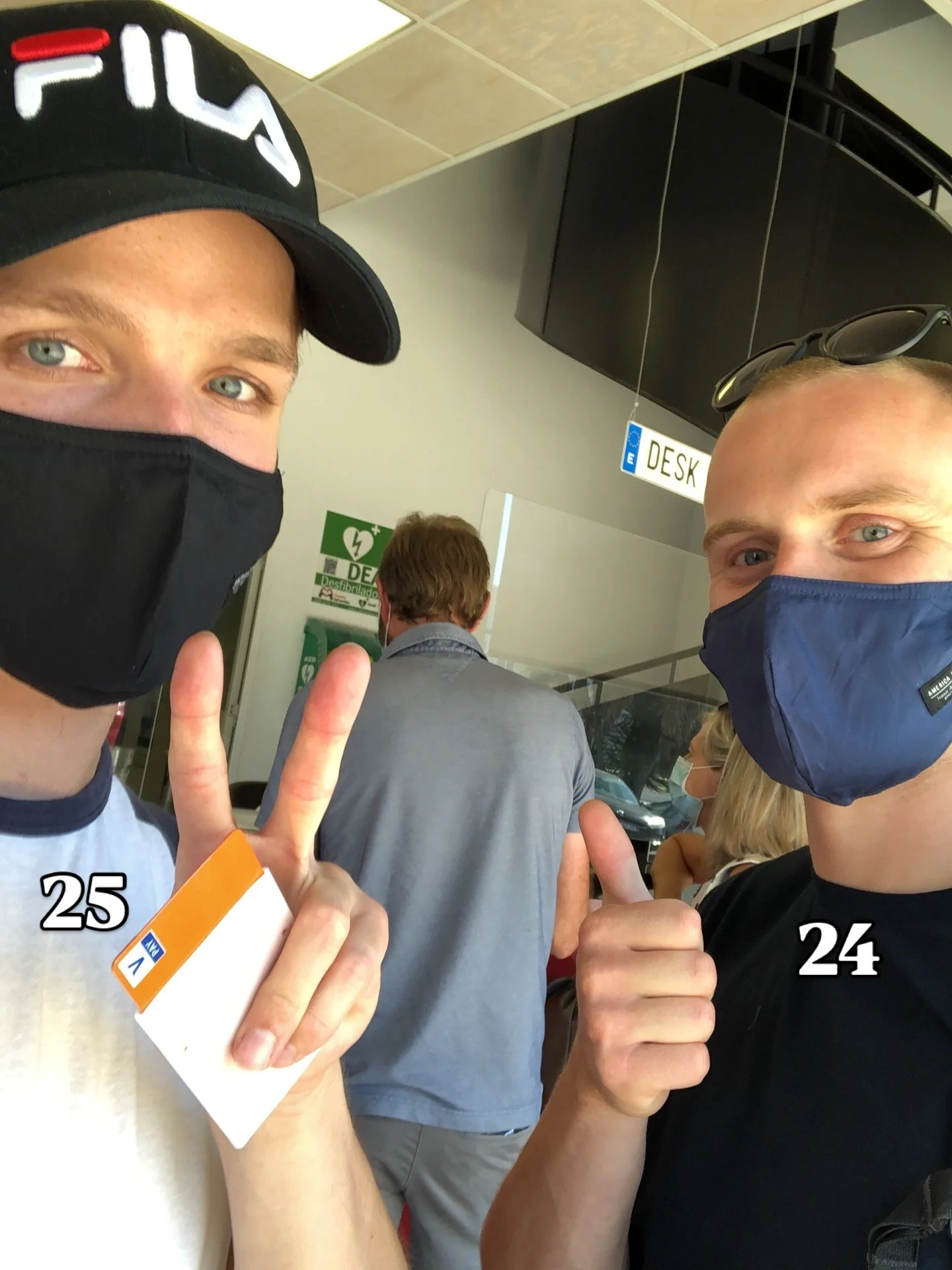 𝟱 𝗷𝗮𝗮𝗿𝘁𝗷𝗲𝘀 𝘀𝗮𝗺𝗲𝗻 🥰

Vandaag zijn wij vijf jaar samen. Vijf jaar lang samen lachen, plezier maken en van elkaar houden. Op naar nog heel veel jaartjes samen! 

1.  2021: Op onze eerste vakantie (in corona-tijd) samen 😷
2. 2022: In Nijm