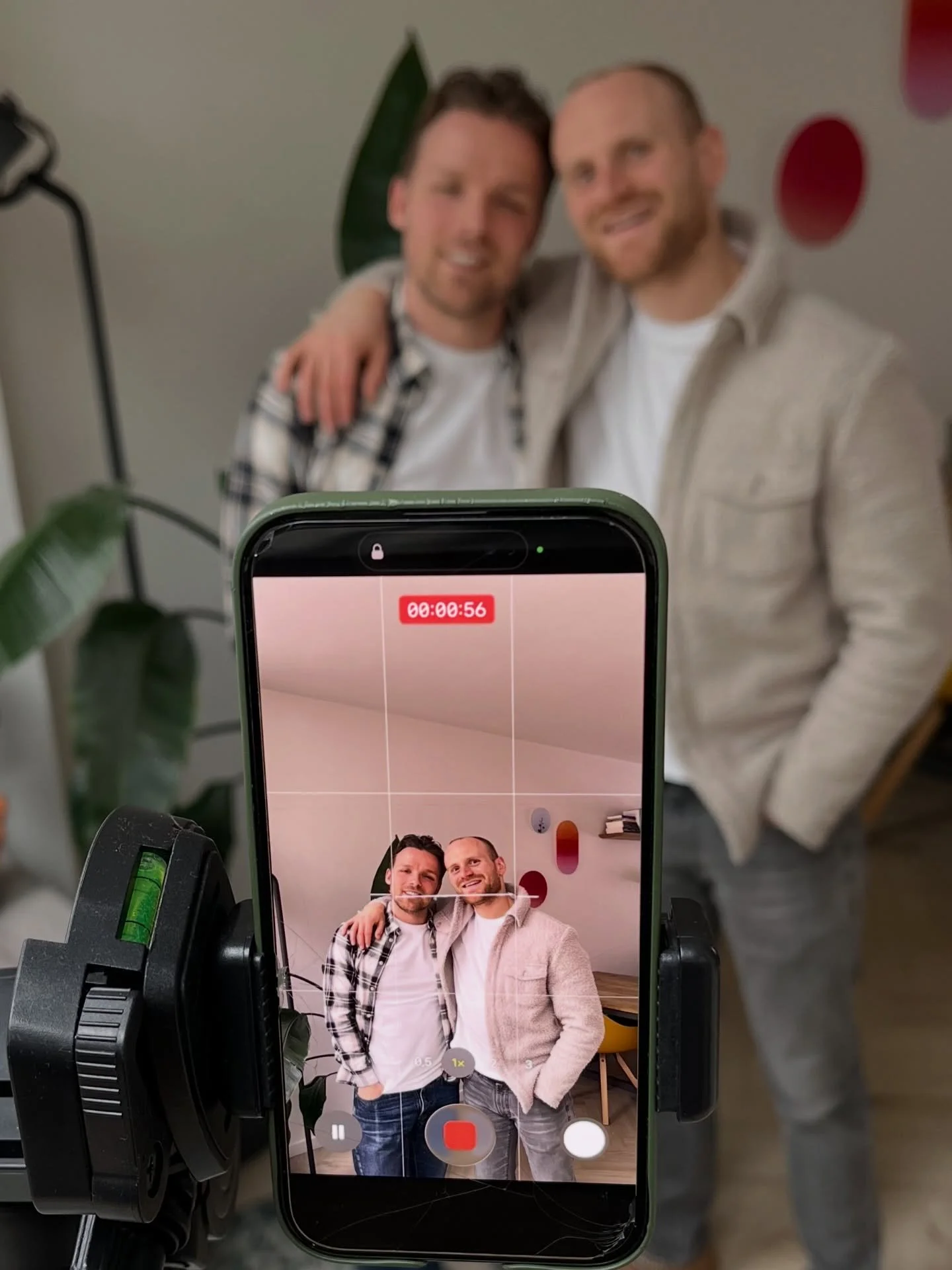 𝗡𝗶𝗲𝘂𝘄𝗲 𝗿𝗼𝗻𝗱𝗲 𝗻𝗶𝗲𝘂𝘄𝗲 𝘃𝗿𝗮𝗴𝗲𝗻! 📸
Dit weekend hebben wij weer een nieuwe reeks video&rsquo;s opgenomen, waarin we jullie vragen gaan beantwoorden.

In deze reeks behandelen we weer 10 vragen over zaken als opvoeding, omgang, norme