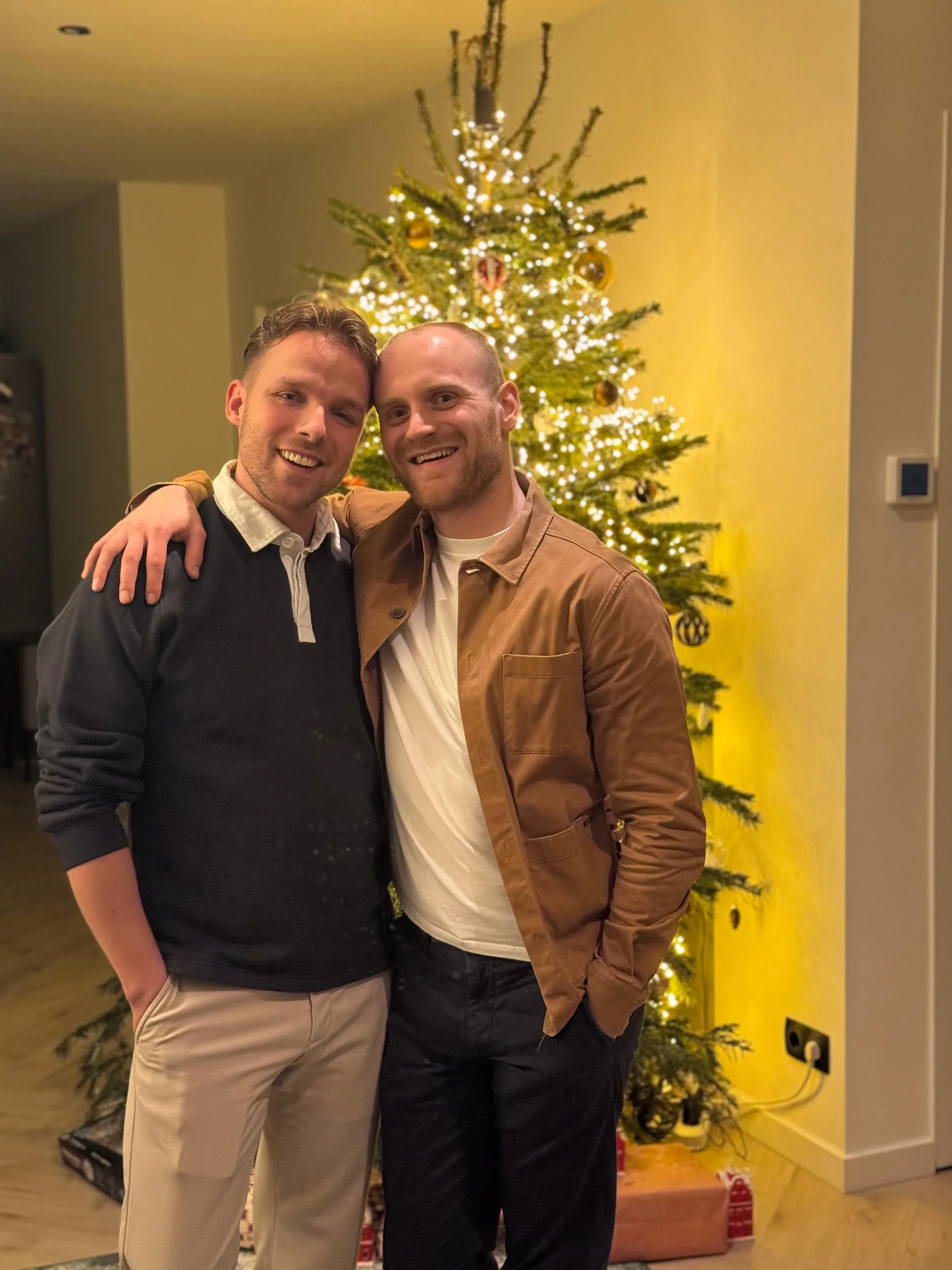 Jari en Niek samen voor de kerstboom