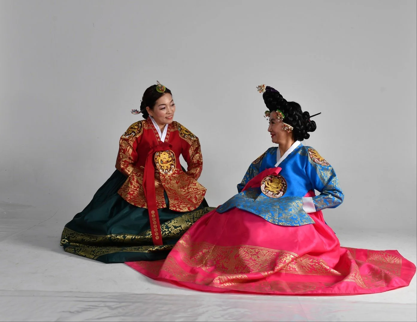 1. Conversation between palace women, model art photo, 1393 x 1075 pixels.jpeg