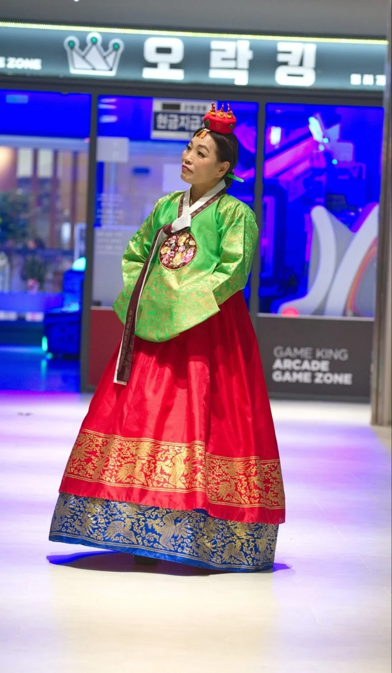 11. A court lady's outing in Seoul, model art photo, 770 x 1322 pixels.jpeg