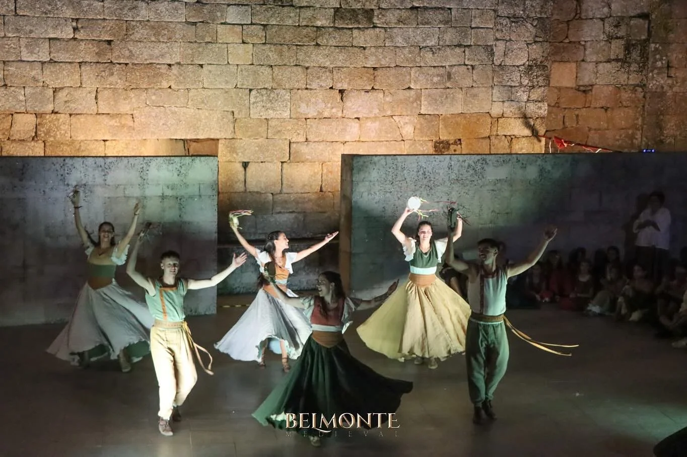 Primeiro dia por @belmontemedieval e que calorosa rece&ccedil;&atilde;o! 
Ontem tivemos o privil&eacute;gio de conhecer e criar com comunidade de Belmonte, e que incr&iacute;vel experi&ecirc;ncia!

Estaremos a bailar nesta bonita terra at&eacute; dom