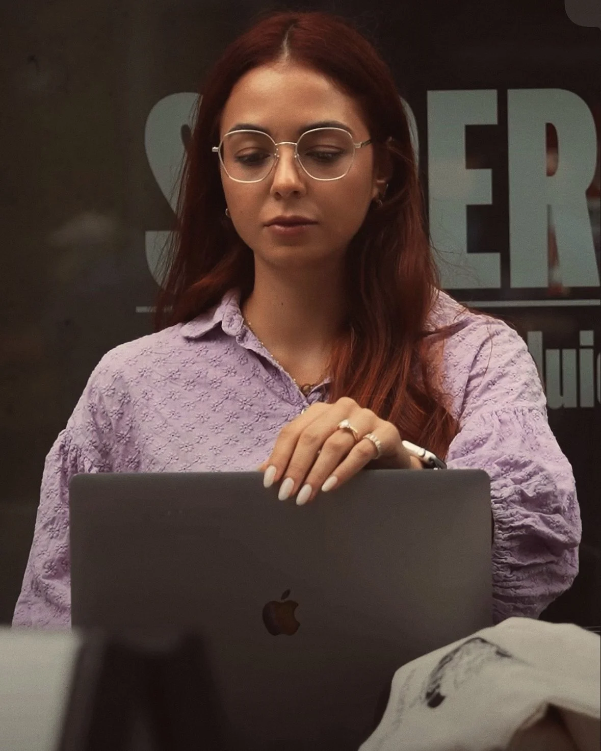 Katelyn Fouladgar, Founder of GIGI Marketing, working on her laptop