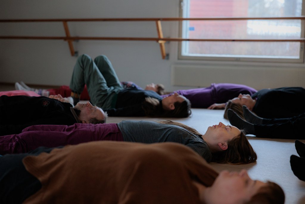 sensiing body on the floor, kehon tuntemus selinmakuu lattialla, rentoutuminen lattiaa vasten