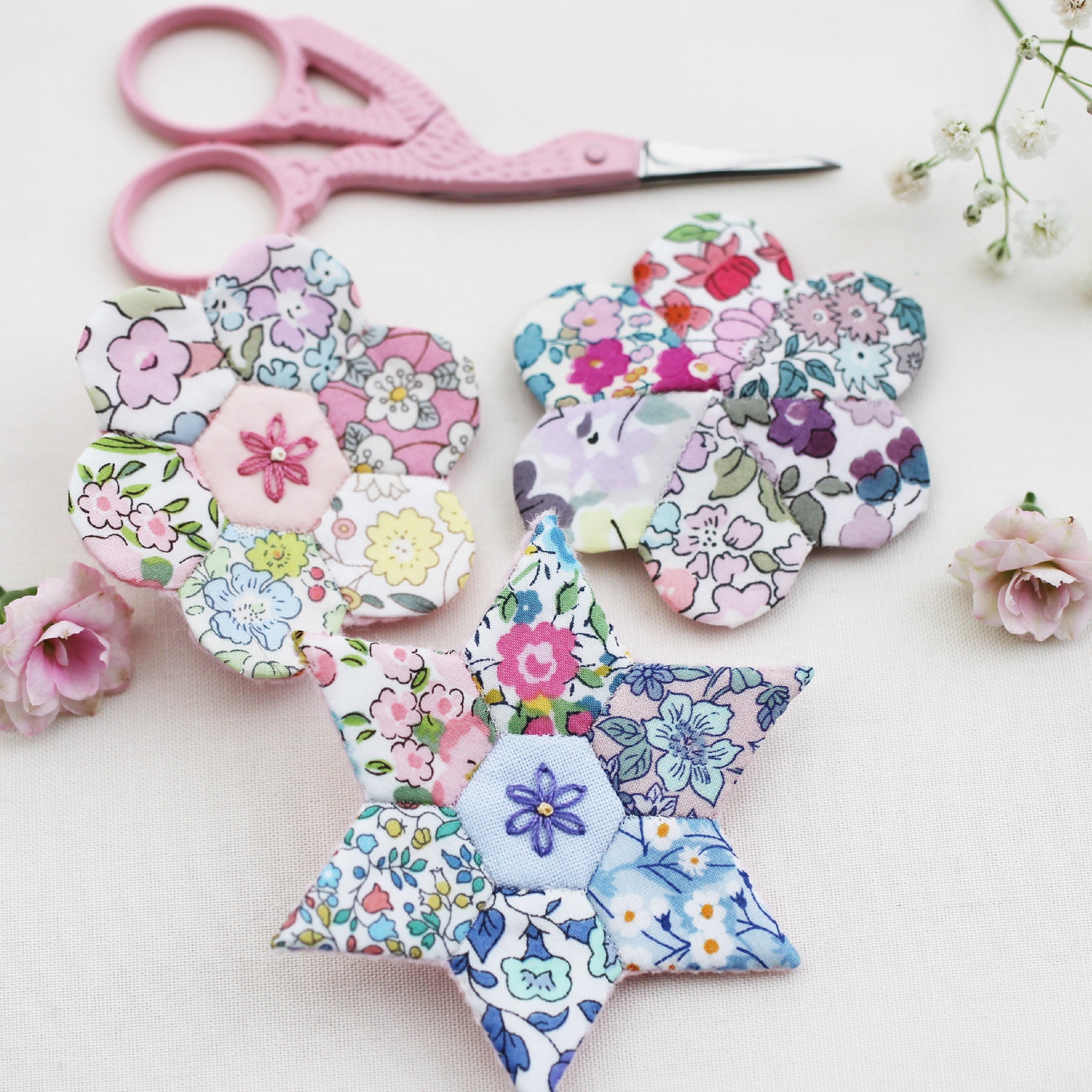 tiny patchwork flower brooches pattern