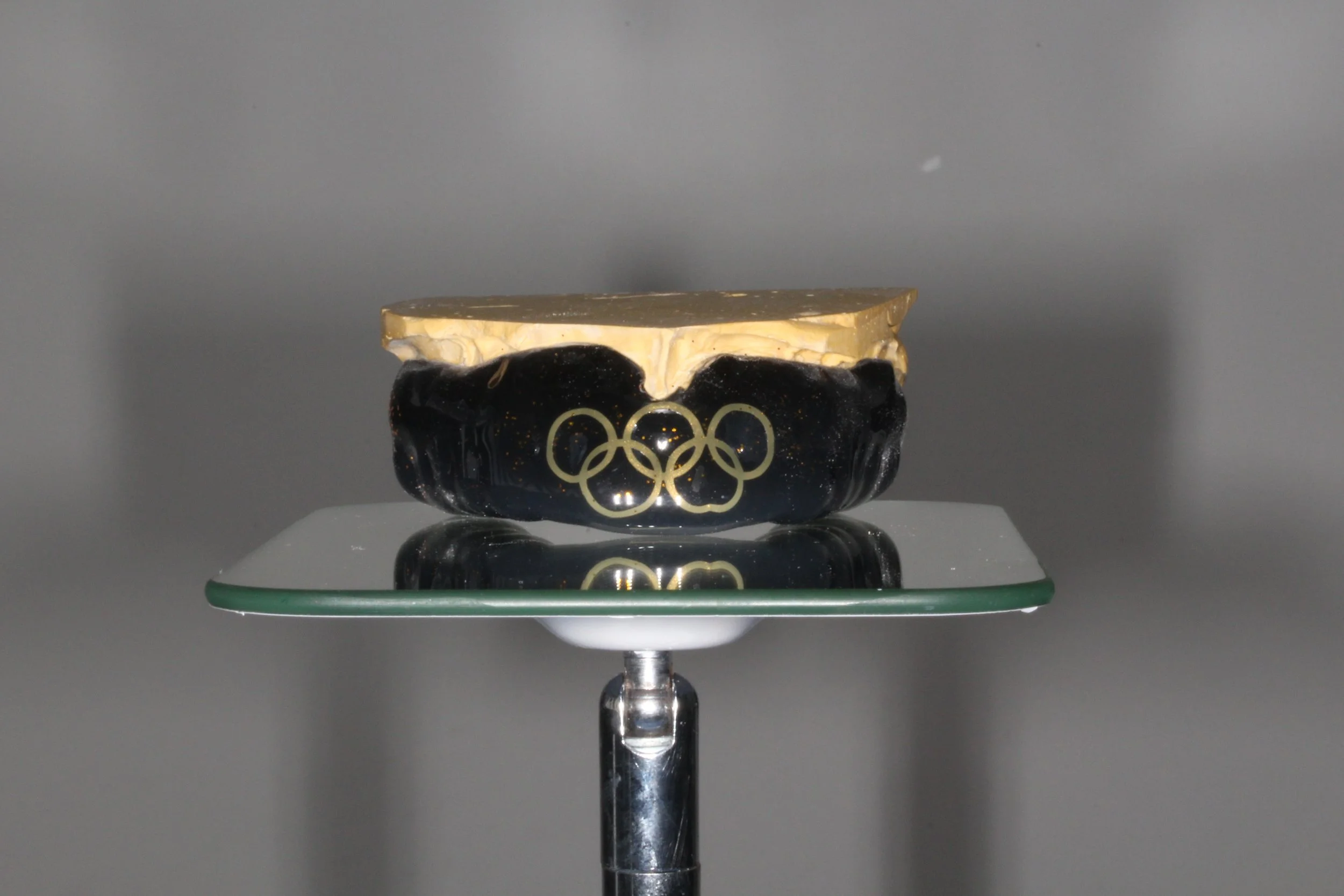 protège dent noir avec logo des JO en couleur or 