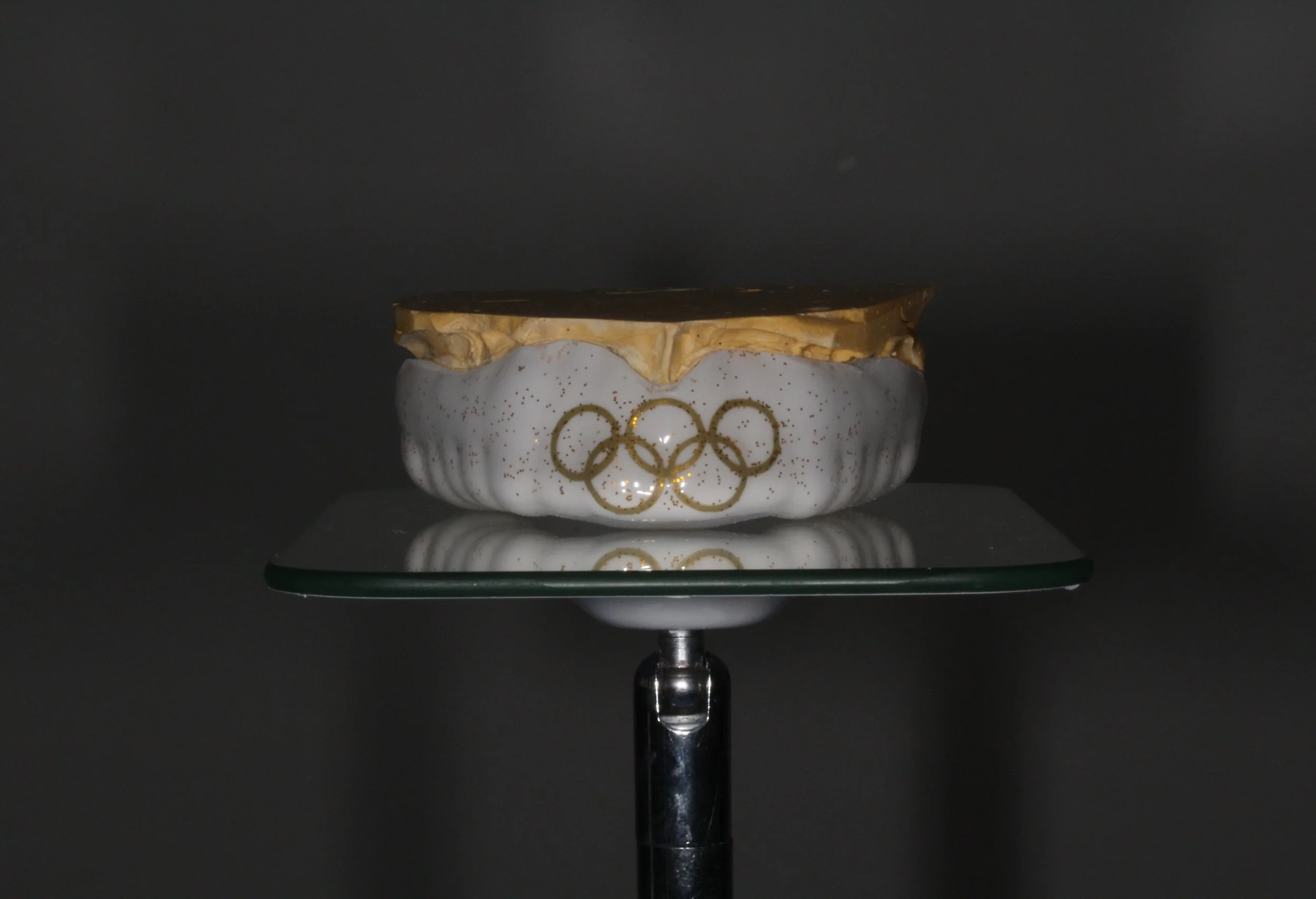 protège dent blanc avec logo des JO en couleur or et paillette couleur or 