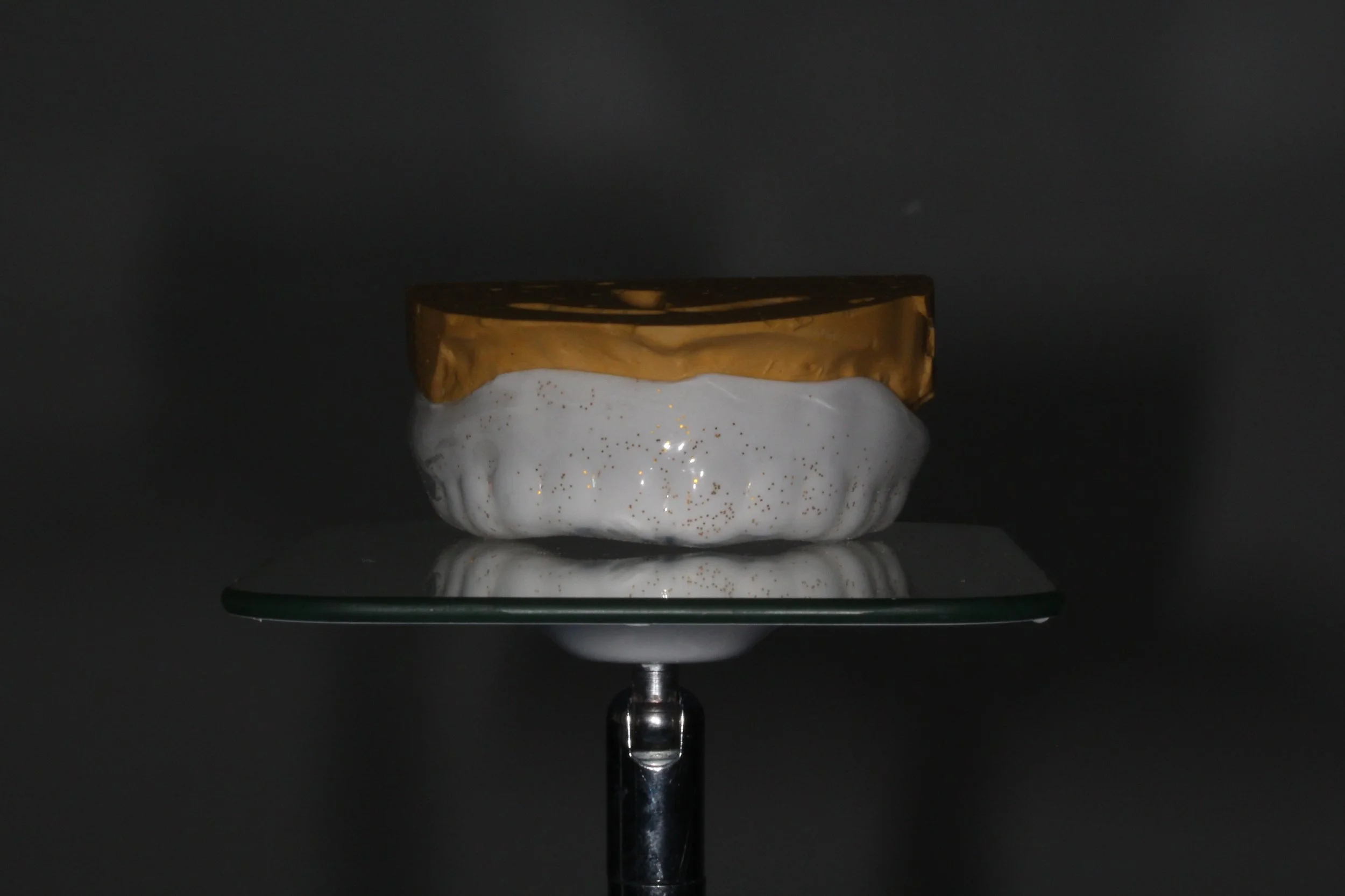 protège dent blanc et paillette doré