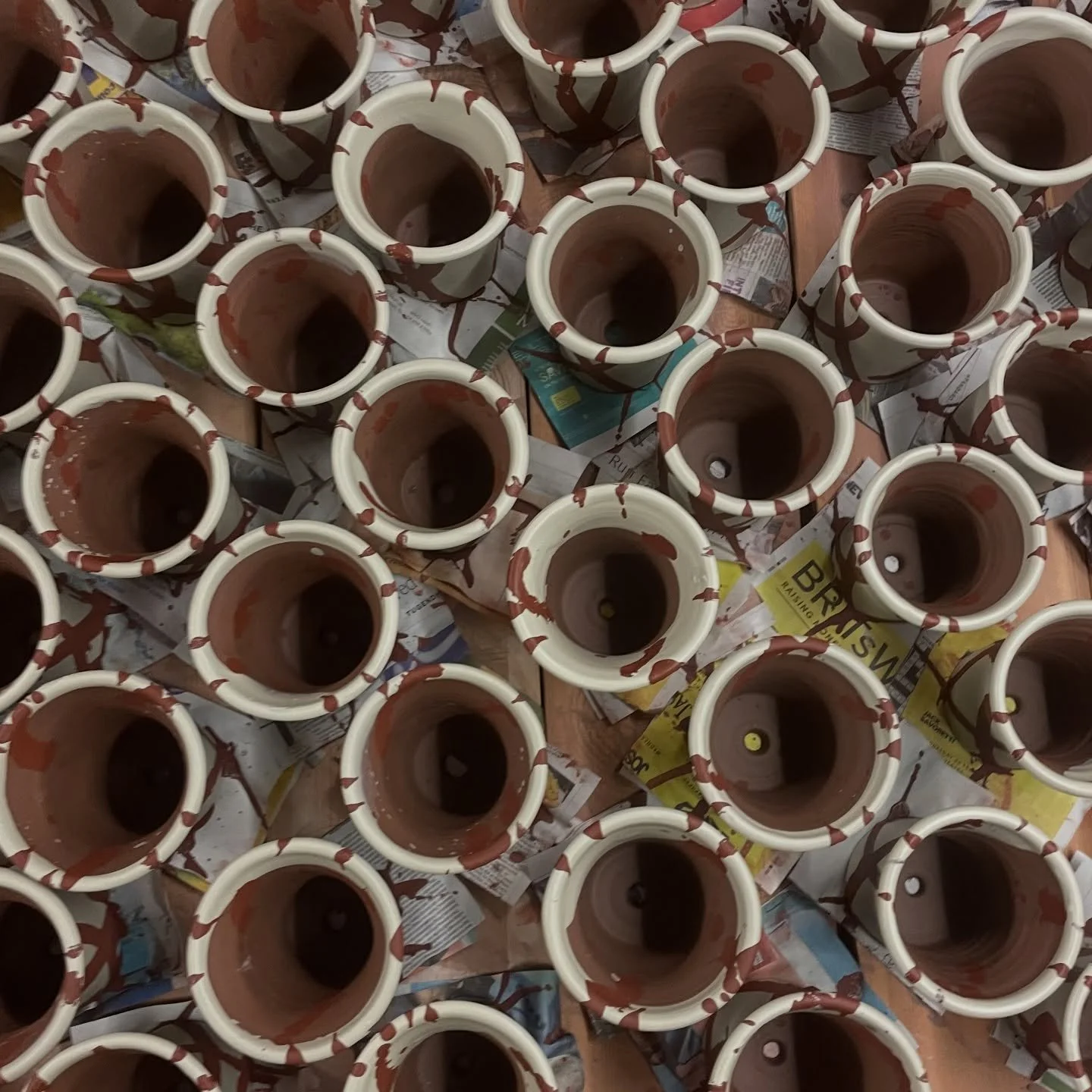 Hectic start to the year working on this big wholesale order that Hoxton Gardenware got, hundreds of plant pots all slip decorated 😅 not finished yet either lol hopefully by next week 🤞🏻🤞🏻 sneaking in time at weekends to get to my studio and dec