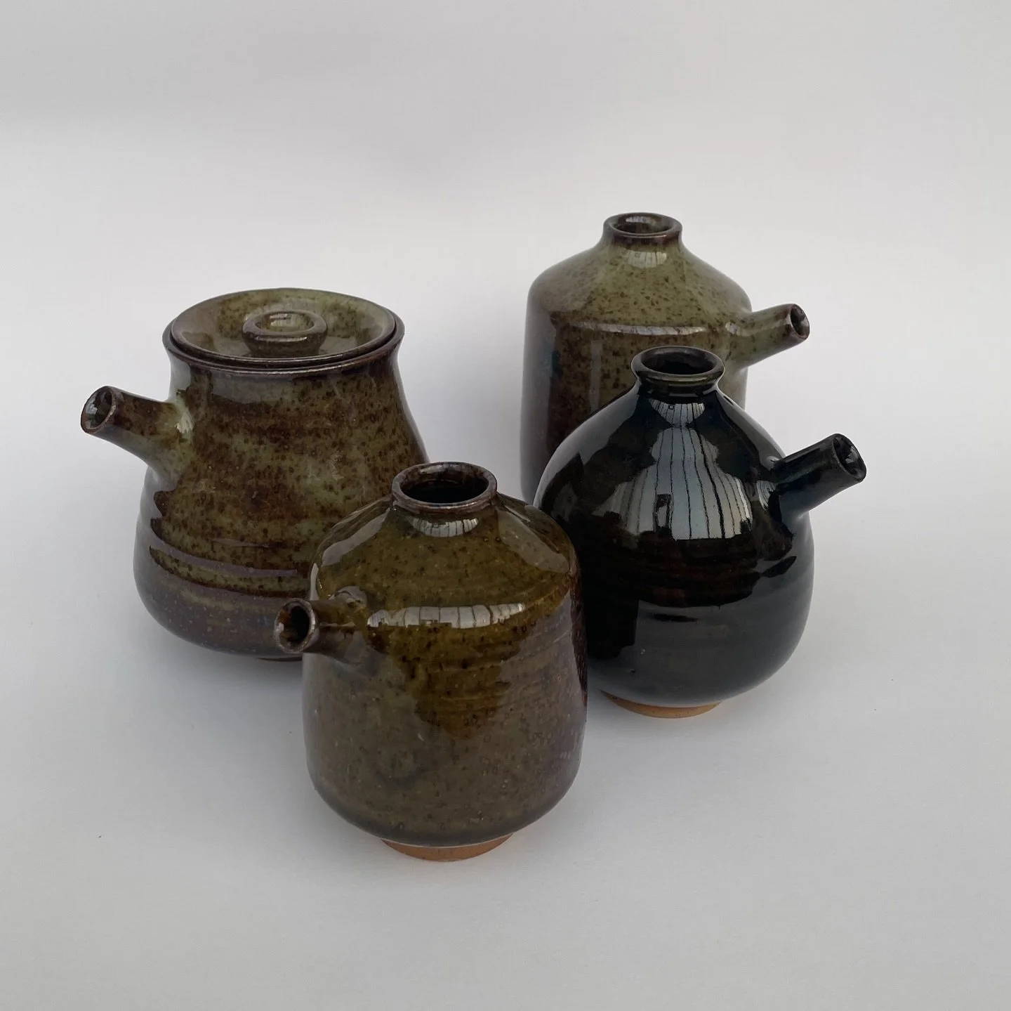 Little pourers, not made many spouts like this on smaller pots so was a lot of fun attaching these and matching spouts to bodies.
Hope everyone&rsquo;s having a lovely valentines Palentine valentine etc aha 

#ceramics #pottery #wheelthrownceramics #