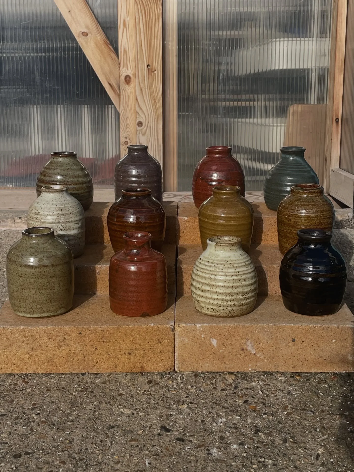 Running to take pics when the sun decides to show itself 🏃&zwj;♀️🏃&zwj;♀️
Recent bud vase commission, some extras of which are on my website now :) 

#pottery #wheelthrownceramics #ceramics #handmade