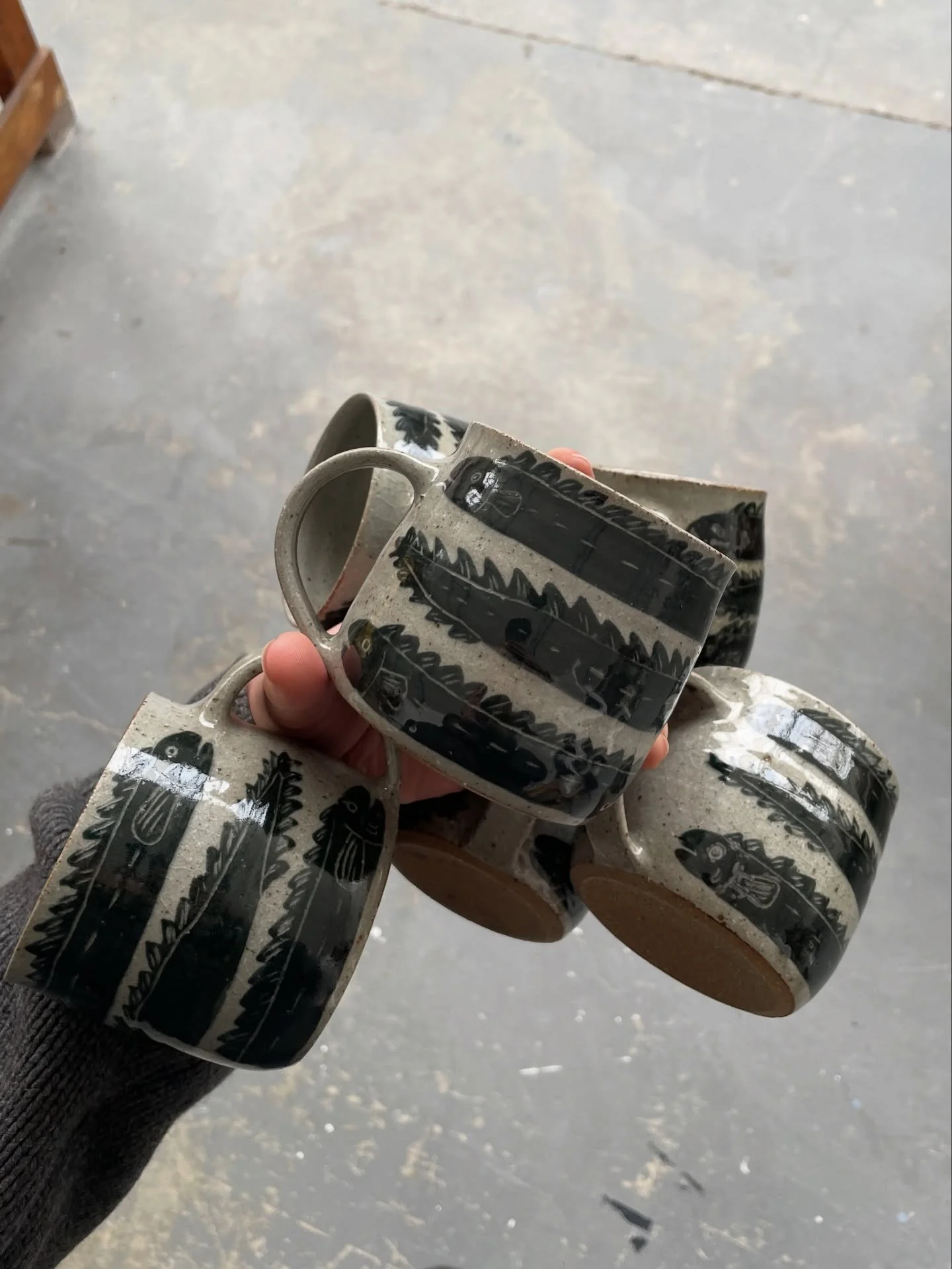 Some eel mugs coming to my Webshop tomorrow morn 10am, saving some for the turning Earth market on the 18th/19th too if you prefer to shop in person :) 

#pottery #eelmug #eels #ceramics #slipdecoration
