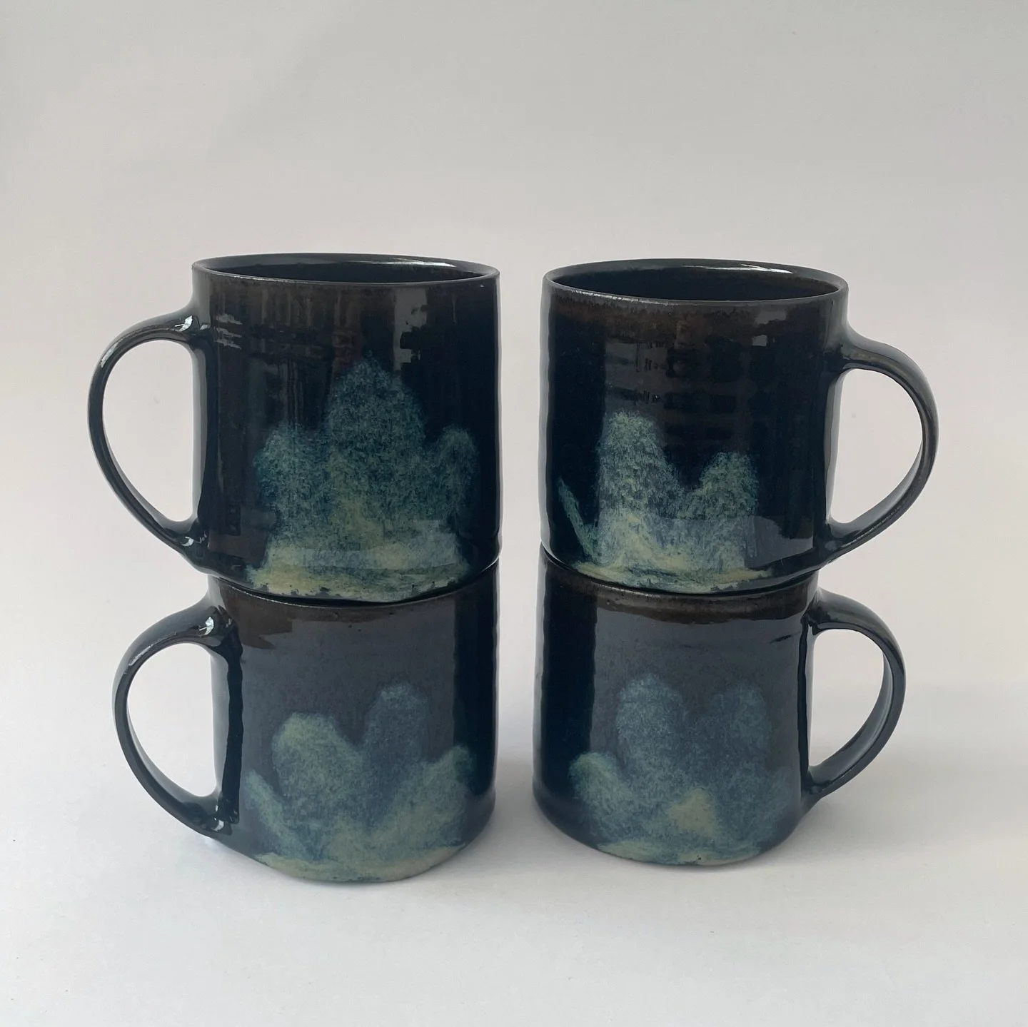 Melting flower mugs in midi (260ml) and mini (200ml) coming with me to the market this weekend, I&rsquo;ll be there both days :)

#pottery #glaze #wheelthrown #ceramics #handmade