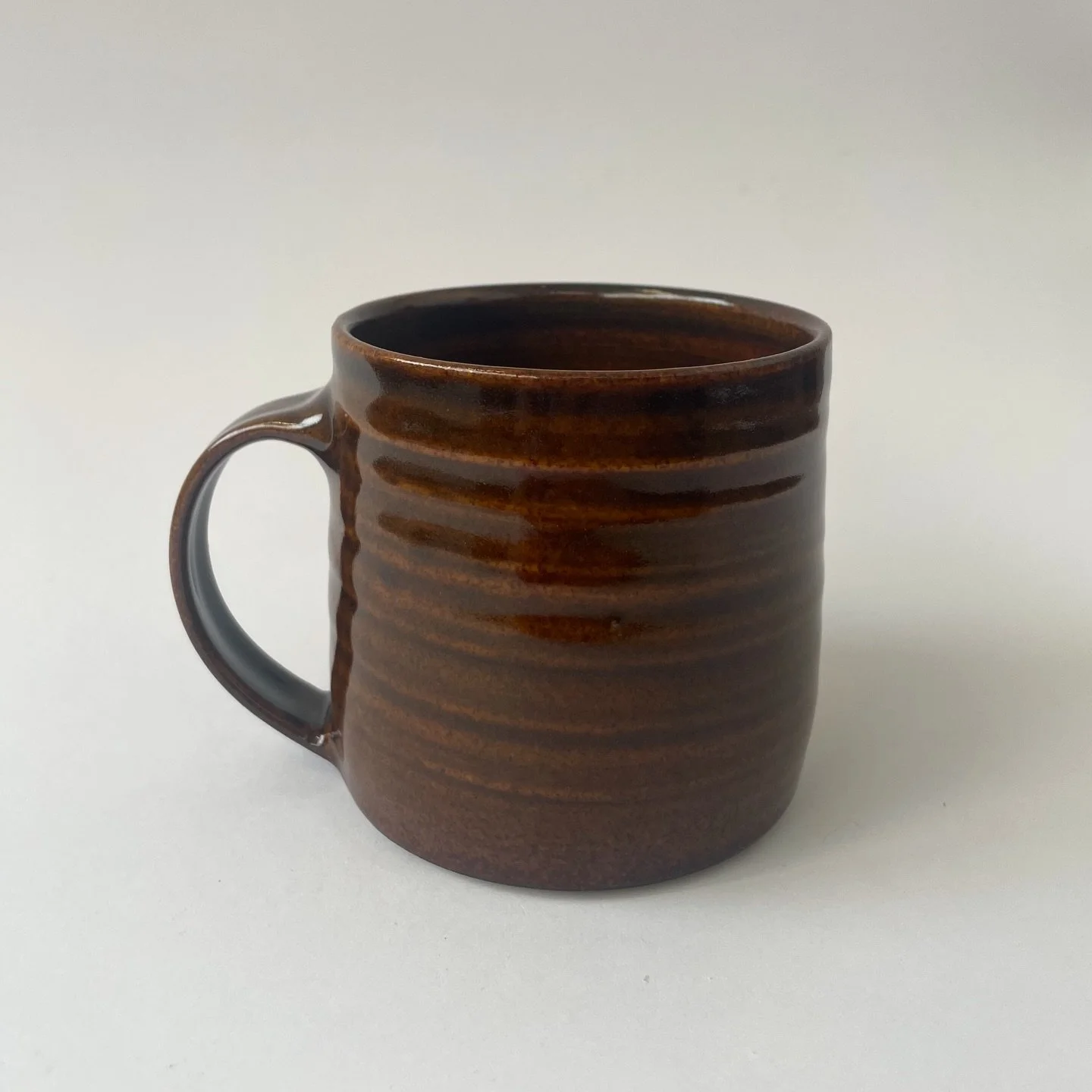 Midi mugs in brown made for @wondering.people new homeware collection, alongside some terracotta star plates, eel mugs and more gas fired pots :)
Up on their website in the Home 05 collection now!

#pottery #ceramics #mugs #homewares #wheelthrowncera