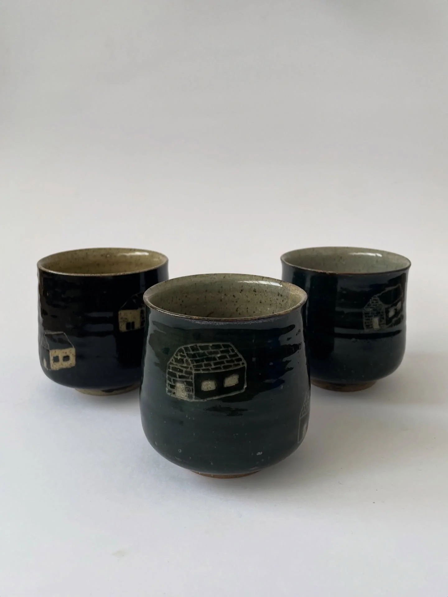 Houses or maybe more like barns.. in cup form and I made some as mugs too this time :)
Coming to my Webshop tomorrow at 5pm

#pottery #wheelthrownceramics #ceramics #keramikbemalen #handmade
