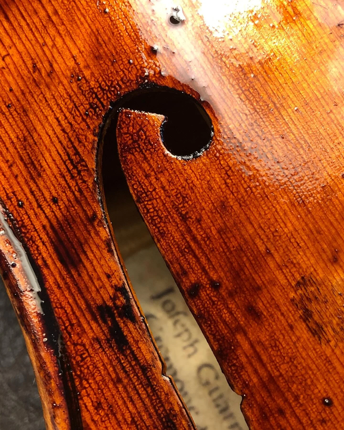 Washing off nut stain after making crackling 🤩 

#draskoczyviolins #draskoczy #craquel&eacute; #antiquing #handmade #violin #violinmaker #textures