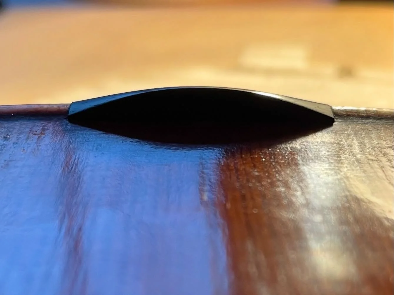 Italian take on an English classic by Anna 
#draskoczy #draskoczyviolins #saddle #ebony #violin #violinmaker #woodworking #polish