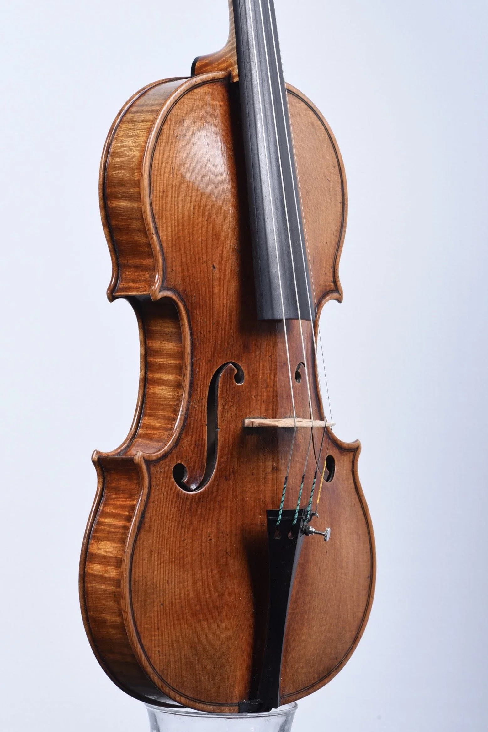 Gabor Draskoczy violin pic - Table 48.JPG