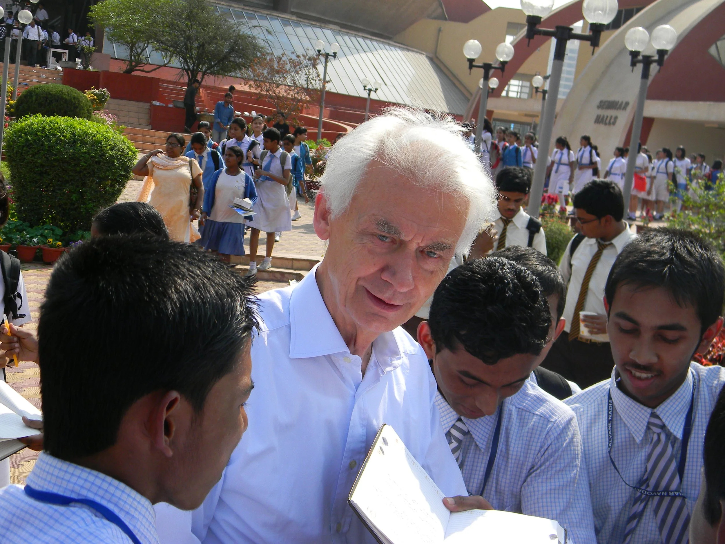 School students are collecting autographs from Prof. Herbert W. Roesky.