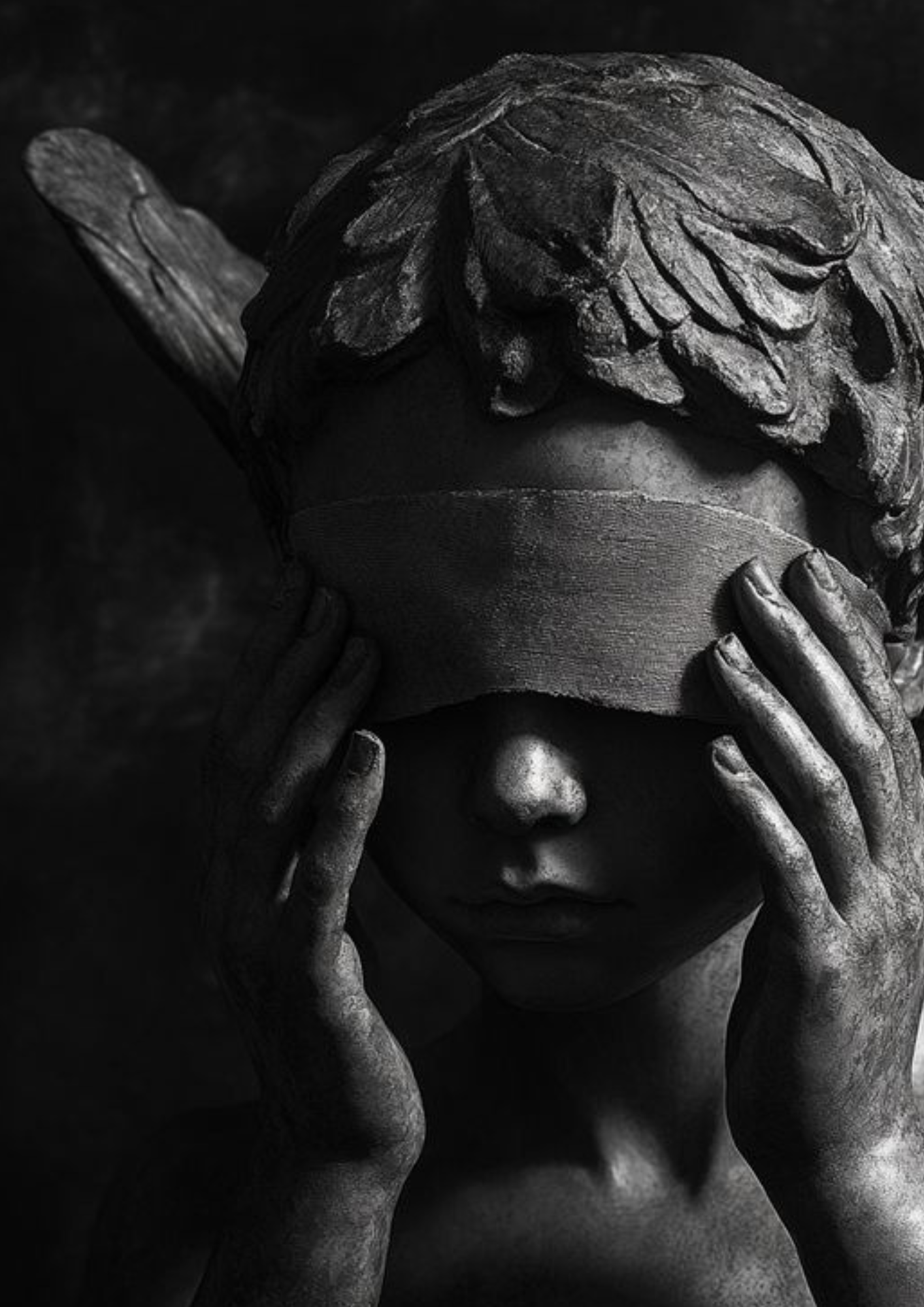 Schwarze und weiße Skulptur eines Frauenkopfes mit Handflächen vor Augen, emotionale Ausdrucksstärke, Kunststil, dunkler Hintergrund.