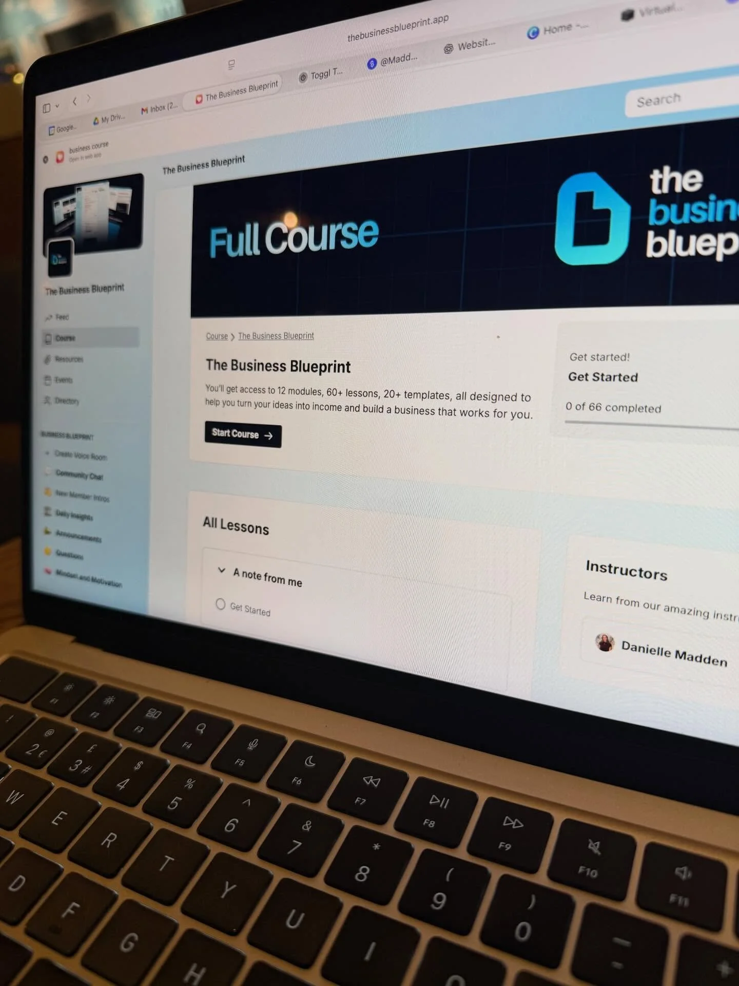 Little life dump 👩🏼&zwj;💻
Also a post to say how good @danielle.mads The business blue print course has been! A whole course to get you set up in your own business! From legal considerations, audience, branding &amp; advertising to creating your o