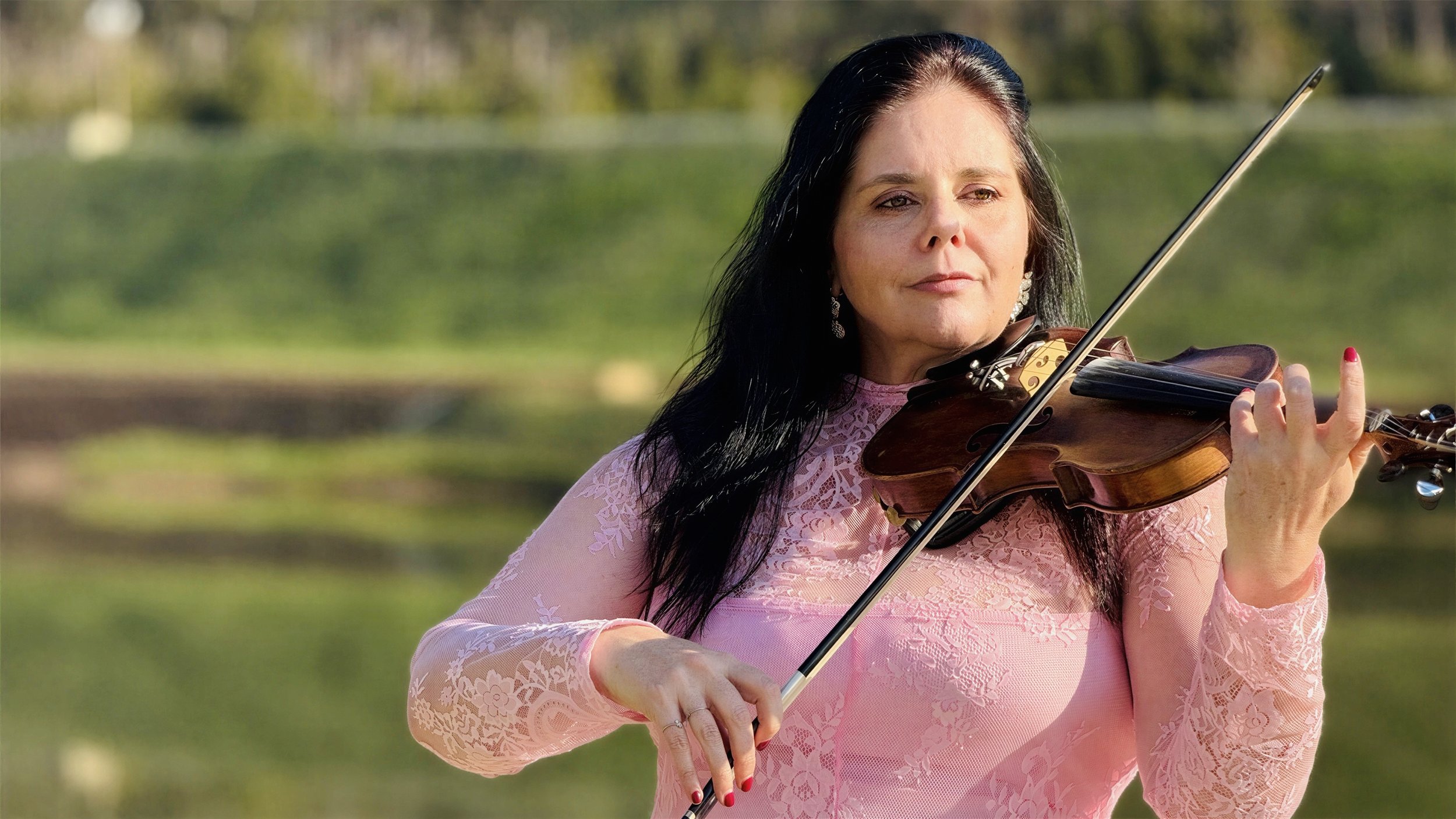Larah Eksteen performing live violin at La Roche Estate in Franschhoek, Cape Winelands.