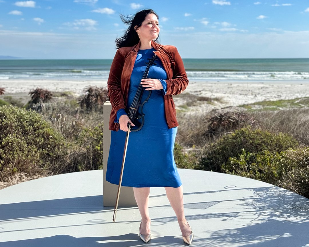 Cape Town violinist Larah Eksteen performs contemporary and classical violin music for elegant West Coast wedding celebrations and beachfront ceremonies.