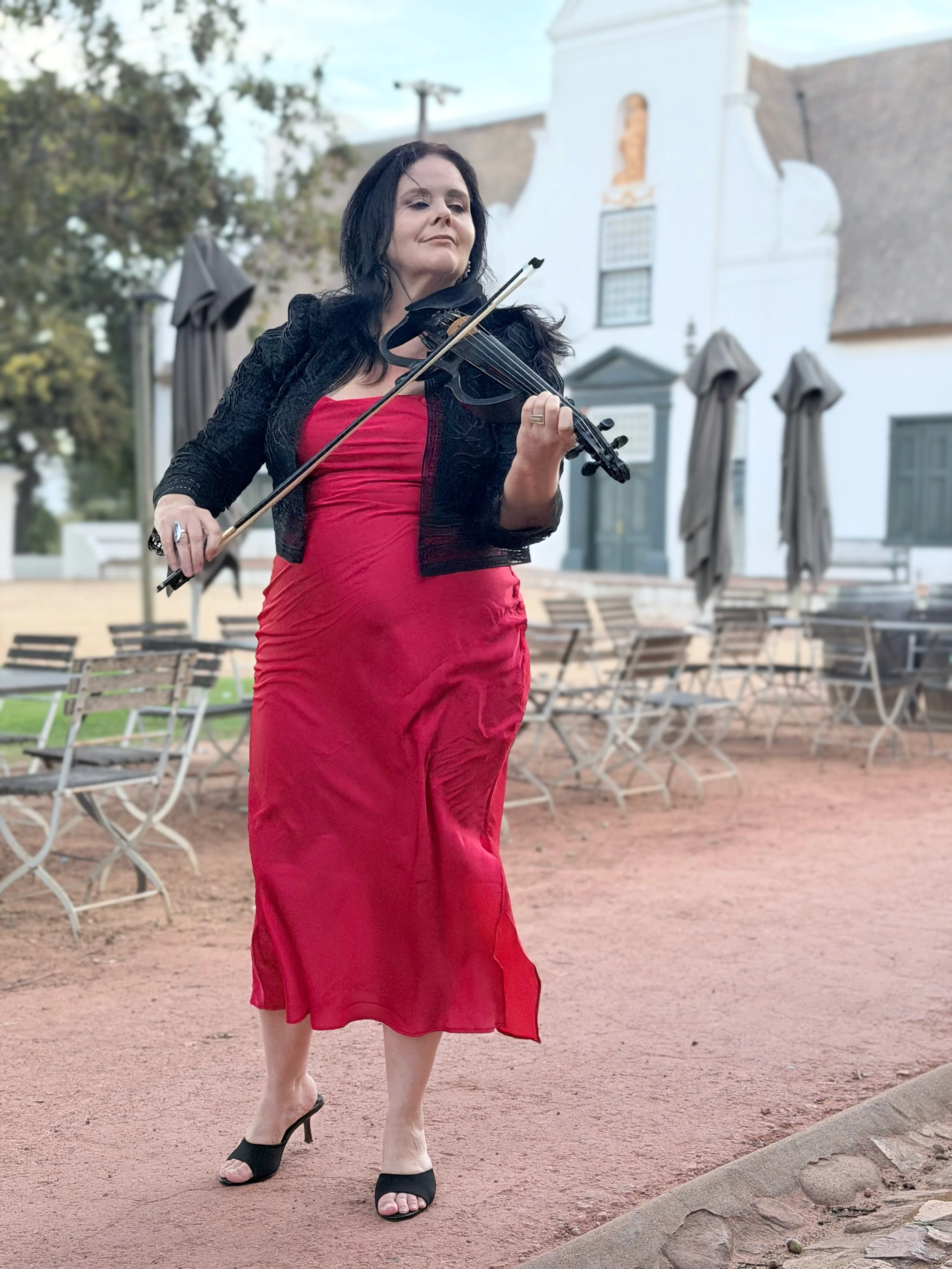 Larah Eksteen performing live violin music at a corporate event at Groot Constantia in Cape Town.