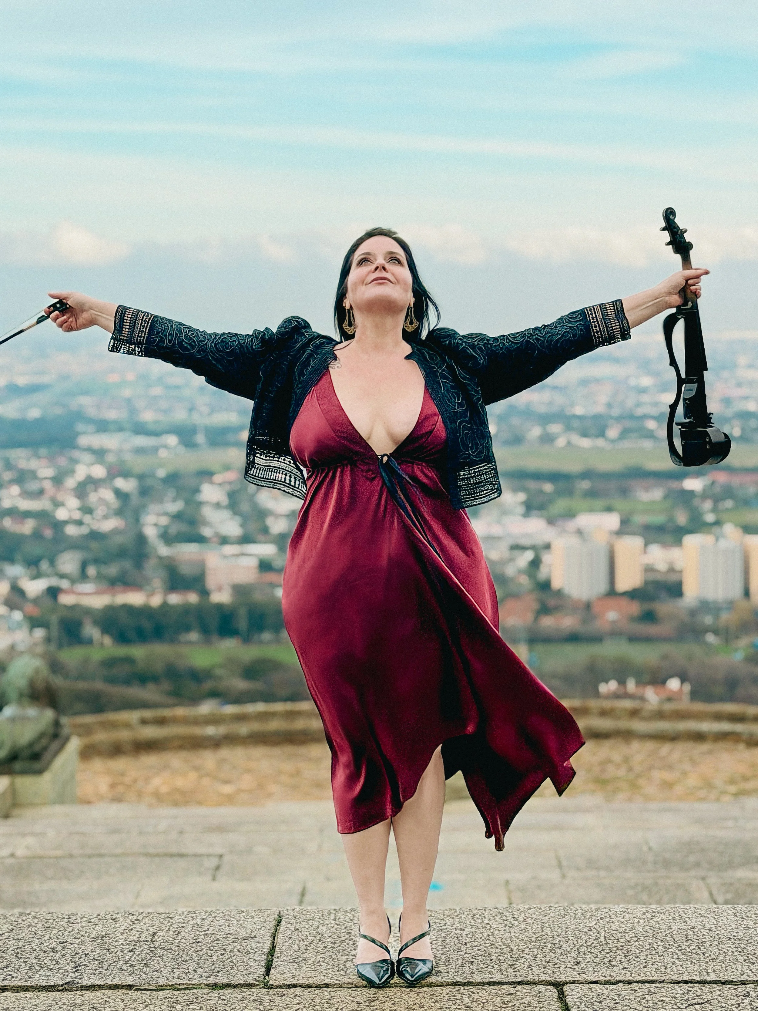 Cape Town wedding violinist Larah Eksteen with electric violin overlooking the city from Rhodes Memorial.