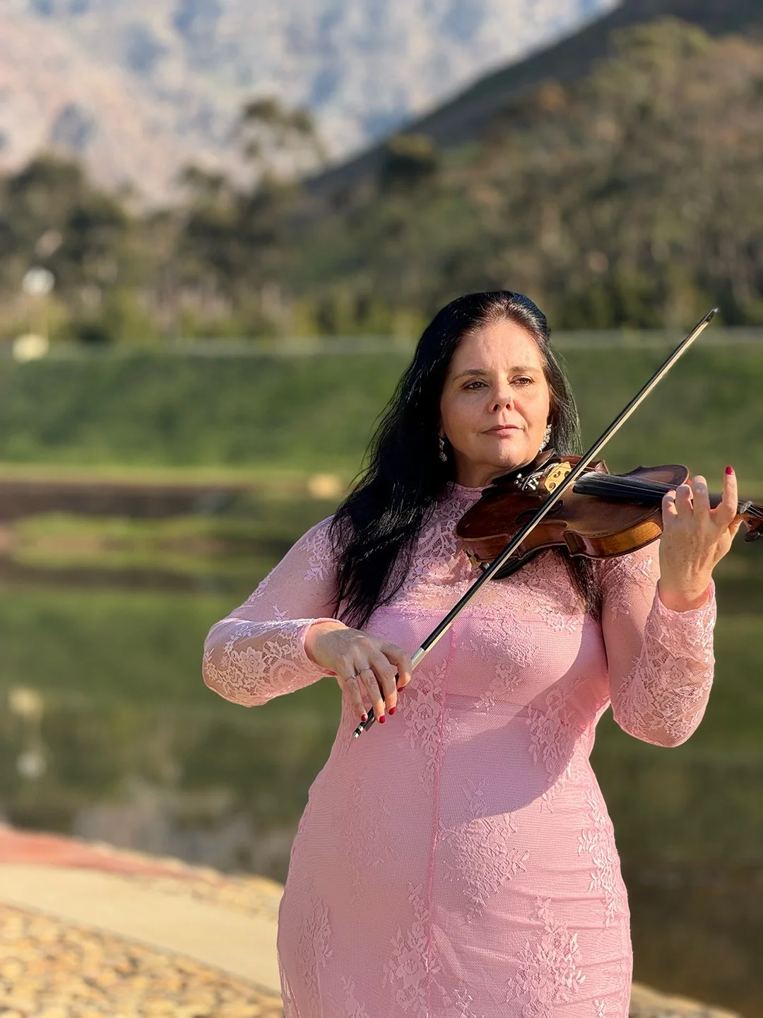 Larah Eksteen performing live violin music for a marriage proposal at Alluvia Boutique Winery in Stellenbosch.