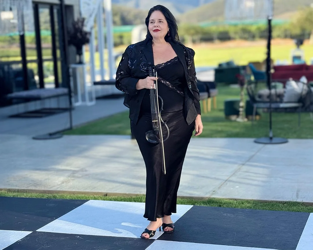 Live violin performance by Larah Eksteen at a luxury LGBTQ+ wedding in the Cape Winelands.