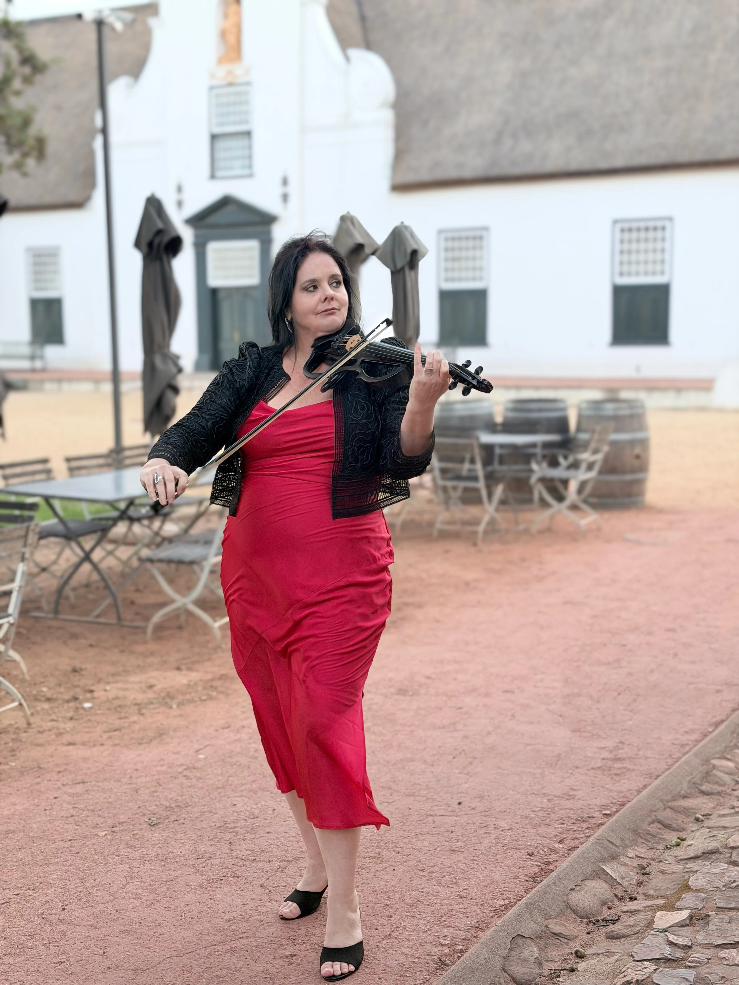 Larah Eksteen performing live electric violin at a Cape Town Tourism event at Groot Constantia.