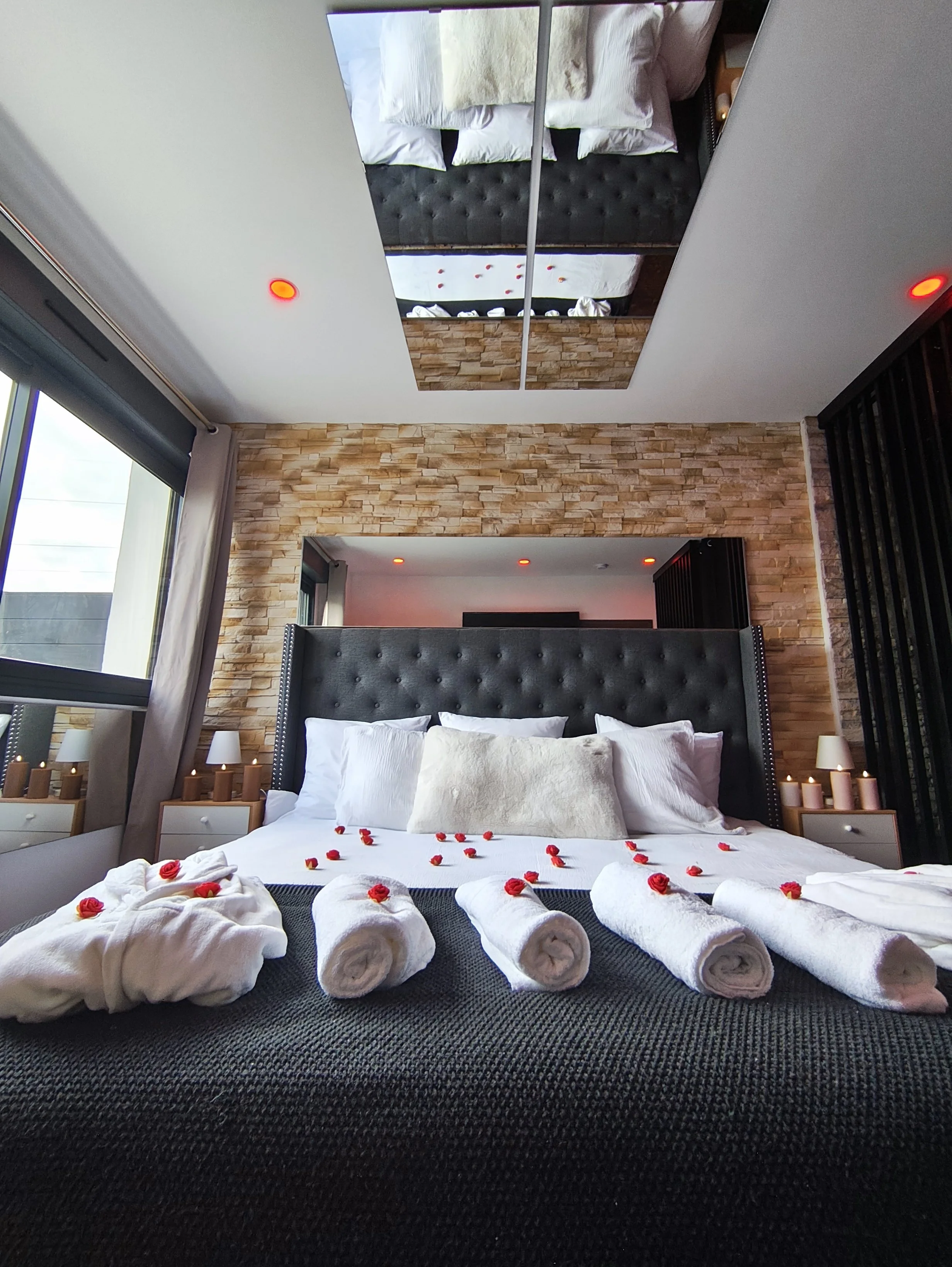 Suite romantique de la Villa Donuts à Mons avec lit XXL et ambiance cosy pour couple