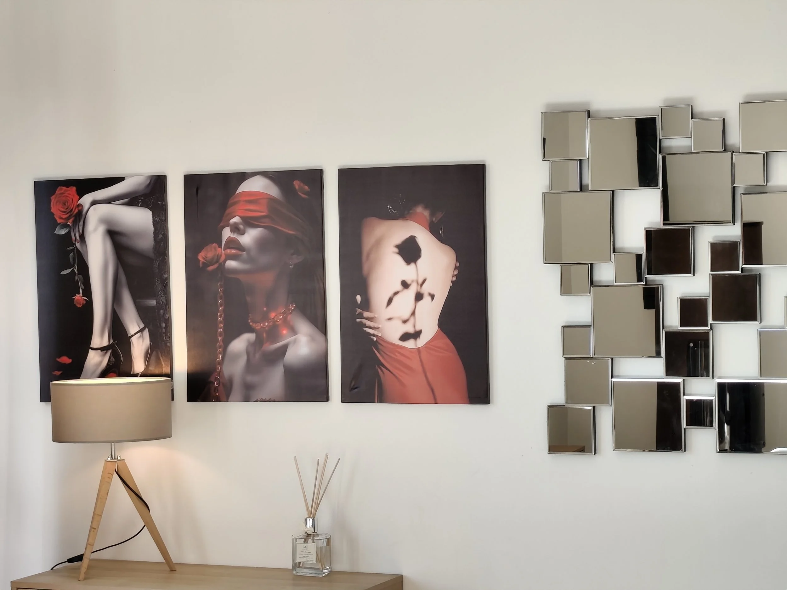 Décoration romantique avec tableaux, lampe et miroirs dans la Villa Donuts.