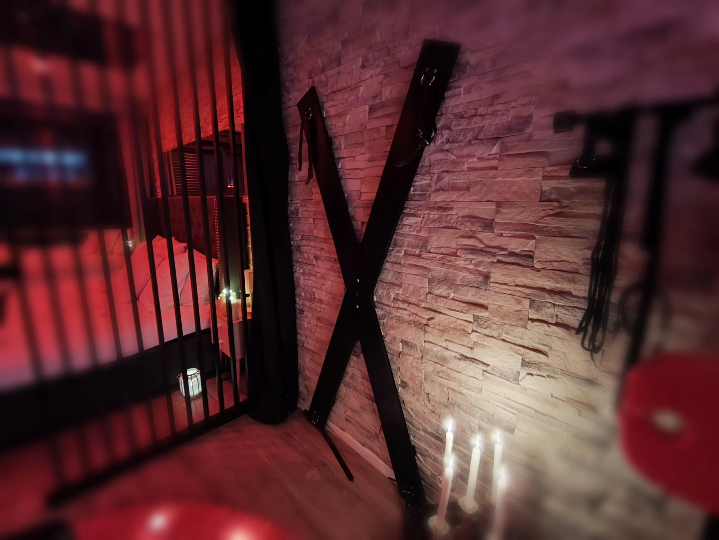 Espace donjon haut de gamme dans une love room romantique à Mons près de Toulouse