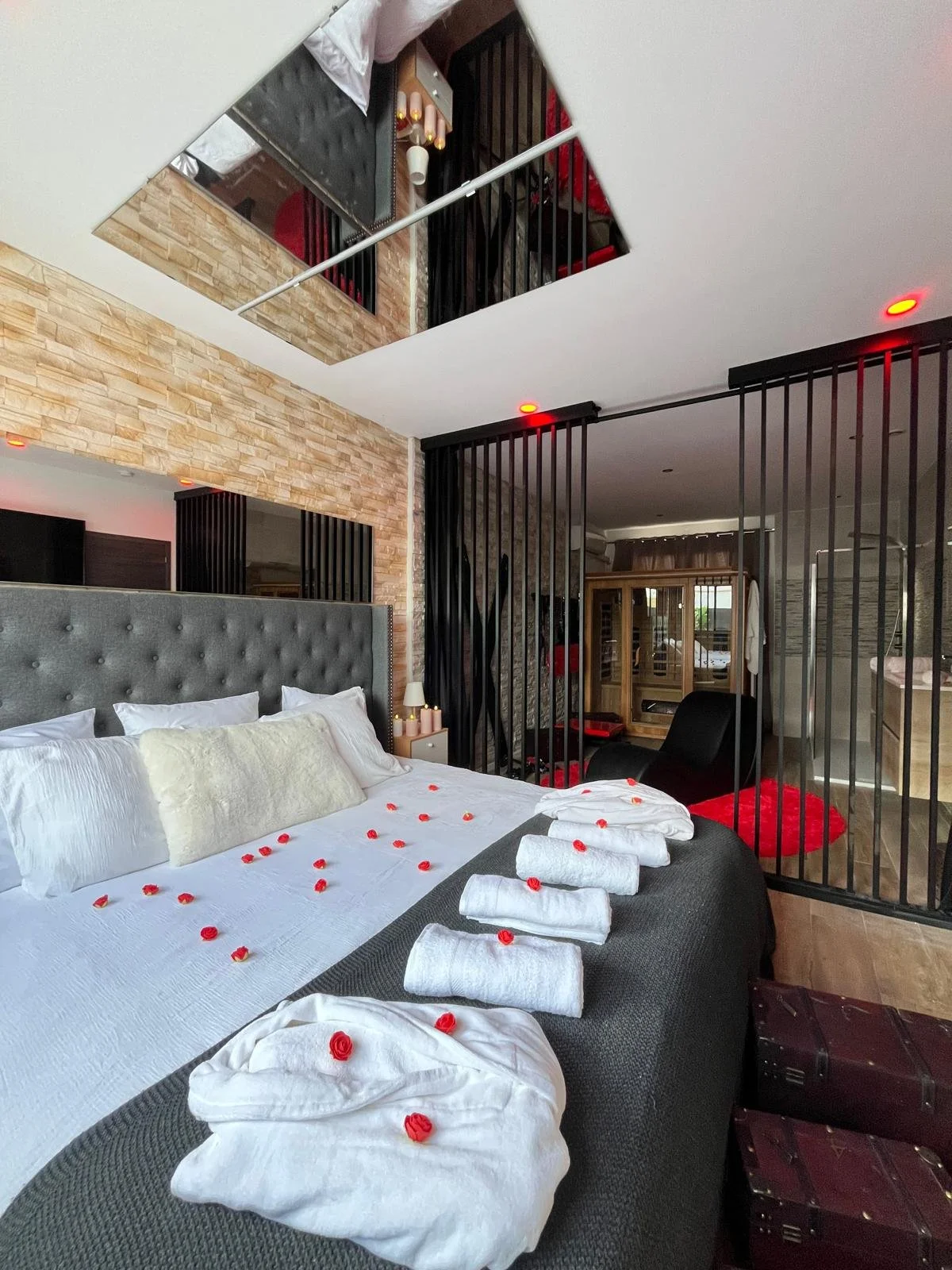 Chambre amoureuse avec décoration chaleureuse dans la love room Villa Donuts en Haute-Garonne