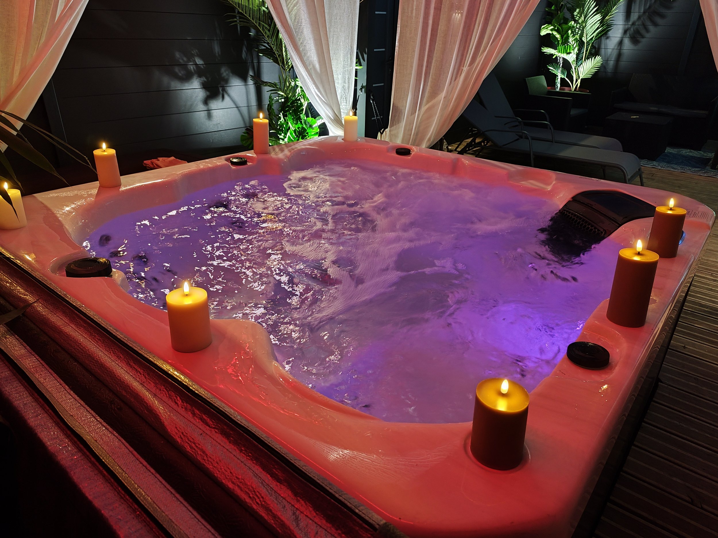 Jacuzzi privatif extérieur de la Villa Donuts love room près de Toulouse pour un séjour romantique